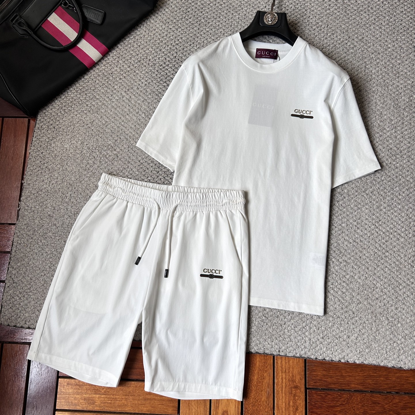 NO:918313,The latest 2026ss spring and summer short-sleeved shorts suit is now available!  !  2026 new suit, high version special fabric, high weight pure cotton fabric, comfortable yet wide upper body, stitch embroidery technology, digital printing, flocking technology, same style for men and women, slightly wide version, fine workmanship, comfortable fabric upper body, super handsome upper body, same style for men and women, M-3XL, shorts, T-shirt,19860909古‘’2026ss春夏最新款短袖短裤套装出货啦！！ 2026新款套装 高版本专用面料 高克重纯棉面料 上身舒适不失挺阔 针脚刺绣工艺、数字印花、植绒工艺,男女同款 微阔版型 做工走线精细 面料上身舒适 超帅上身 男女同款M-3XL,,shorts,T-shirt,,Men's clothing