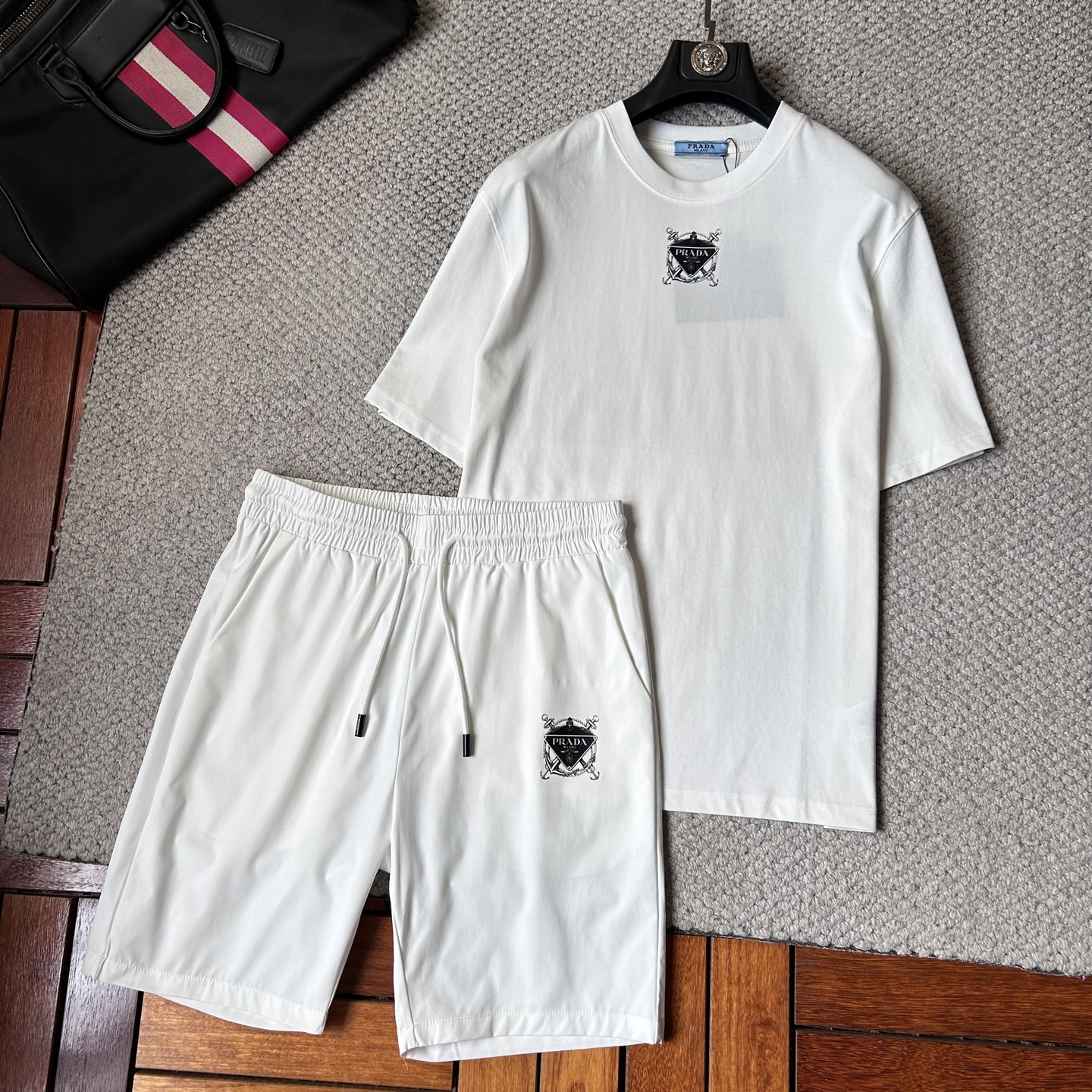 NO:918311,Pula's latest 2026ss spring and summer short-sleeved shorts suit is now available!  !  2026 new suit, high version special fabric, high weight pure cotton fabric, comfortable yet wide upper body, stitch embroidery technology, digital printing, flocking technology, same style for men and women, slightly wide version, fine workmanship, comfortable fabric upper body, super handsome upper body, same style for men and women, M-3XL, prada, shorts, T-shirt,19860909普拉‘’2026ss春夏最新款短袖短裤套装出货啦！！ 2026新款套装 高版本专用面料 高克重纯棉面料 上身舒适不失挺阔 针脚刺绣工艺、数字印花、植绒工艺,男女同款 微阔版型 做工走线精细 面料上身舒适 超帅上身 男女同款M-3XL,,prada,shorts,T-shirt,,Men's clothing