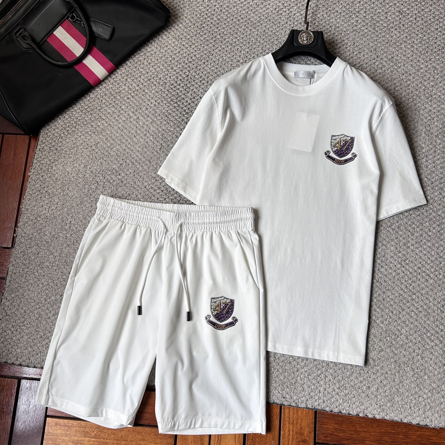 NO:918309,dr’s latest 2026ss spring and summer short-sleeved shorts suit is now available!  !  2026 new suit, high version special fabric, high weight pure cotton fabric, comfortable yet wide upper body, stitch embroidery technology, digital printing, flocking technology, same style for men and women, slightly wide version, fine workmanship, comfortable fabric upper body, super handsome upper body, same style for men and women, M-3XL, shorts, T-shirt,19860909dr‘’2026ss春夏最新款短袖短裤套装出货啦！！ 2026新款套装 高版本专用面料 高克重纯棉面料 上身舒适不失挺阔 针脚刺绣工艺、数字印花、植绒工艺,男女同款 微阔版型 做工走线精细 面料上身舒适 超帅上身 男女同款M-3XL,,shorts,T-shirt,,Men's clothing