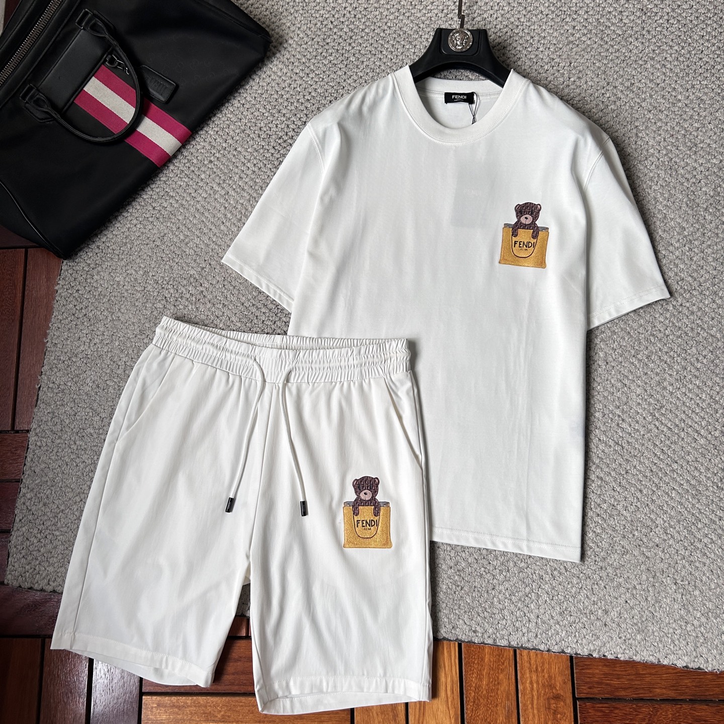NO:918307,Fen’s latest 2026ss spring and summer short-sleeved shorts suit is now available!  !  2026 new suit, high version special fabric, high weight pure cotton fabric, comfortable yet wide upper body, stitch embroidery technology, digital printing, flocking technology, same style for men and women, slightly wide version, fine workmanship, comfortable fabric upper body, super handsome upper body, same style for men and women, M-3XL, shorts, T-shirt,19860909芬‘’2026ss春夏最新款短袖短裤套装出货啦！！ 2026新款套装 高版本专用面料 高克重纯棉面料 上身舒适不失挺阔 针脚刺绣工艺、数字印花、植绒工艺,男女同款 微阔版型 做工走线精细 面料上身舒适 超帅上身 男女同款M-3XL,,shorts,T-shirt,,Men's clothing