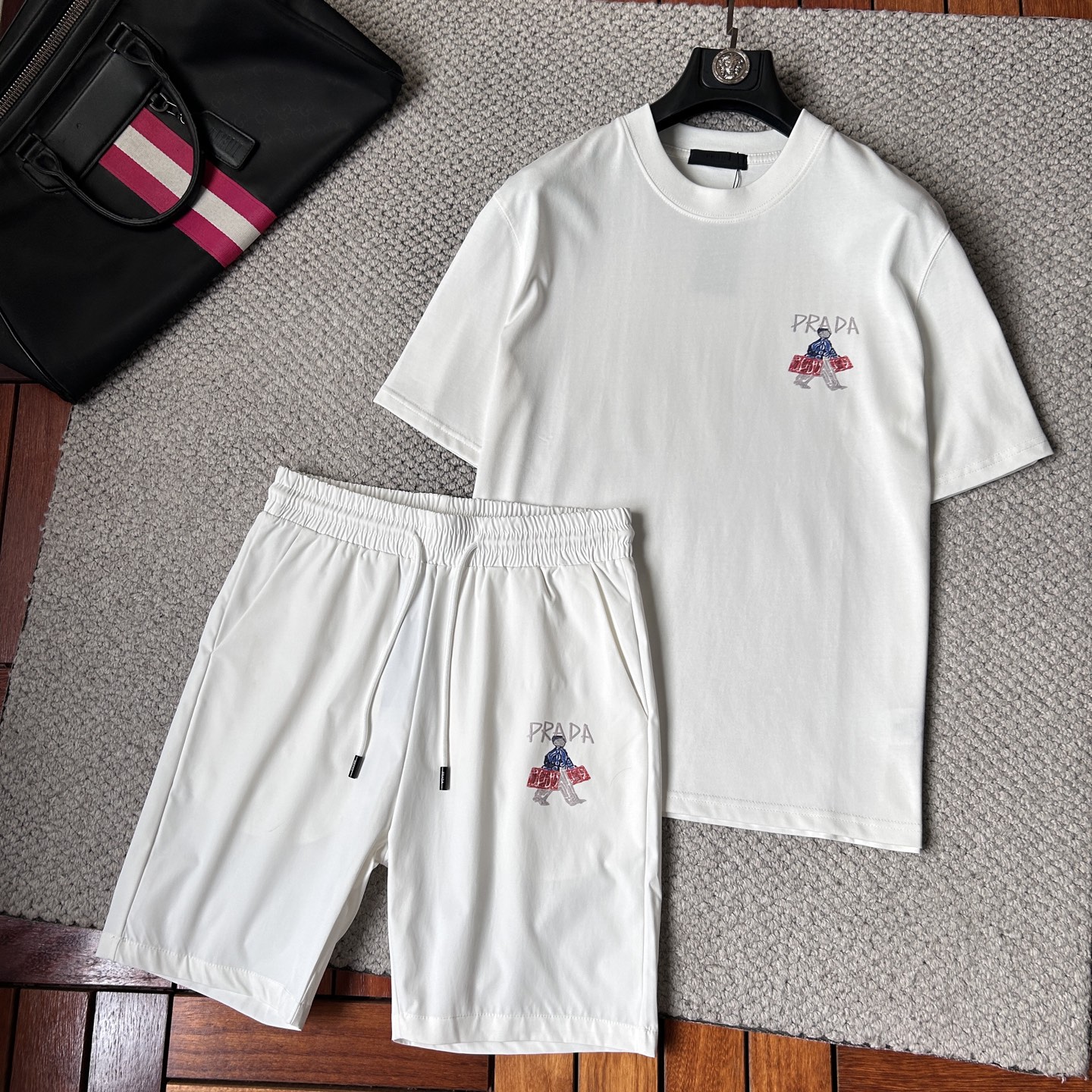 NO:918305,Pula's latest 2026ss spring and summer short-sleeved shorts suit is now available!  !  2026 new suit, high version special fabric, high weight pure cotton fabric, comfortable yet wide upper body, stitch embroidery technology, digital printing, flocking technology, same style for men and women, slightly wide version, fine workmanship, comfortable fabric upper body, super handsome upper body, same style for men and women, M-3XL, prada, shorts, T-shirt,19860909普拉‘’2026ss春夏最新款短袖短裤套装出货啦！！ 2026新款套装 高版本专用面料 高克重纯棉面料 上身舒适不失挺阔 针脚刺绣工艺、数字印花、植绒工艺,男女同款 微阔版型 做工走线精细 面料上身舒适 超帅上身 男女同款M-3XL,,prada,shorts,T-shirt,,Men's clothing