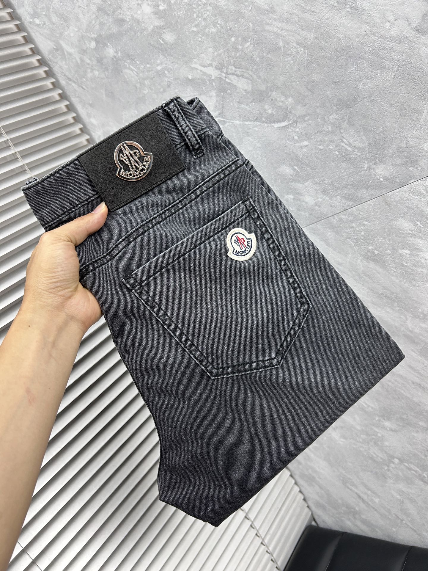 NO:908159,Mengkou's 2026 Spring and Summer Design Recommendations Best-selling jeans with soft skin-friendly fabrics Luxurious first-layer cowhide waist tags Customized fabrics Craftsmanship + washing Foreign trade quality details are handled in place Popular single color and versatile with a strong flavor Elastic slim fit Size.29-38,,Moncler,jeans,cowhide,19860909蒙口‘’2026春夏设计推荐 热卖牛仔裤柔软亲肤面料 奢华头层牛皮腰牌 订制面料 工艺+洗水外贸品质感细节处理满满到位 爆单款色系百搭大牛味 弹力修身型 尺码.29-38,,Moncler,jeans,cowhide,,Men's clothing