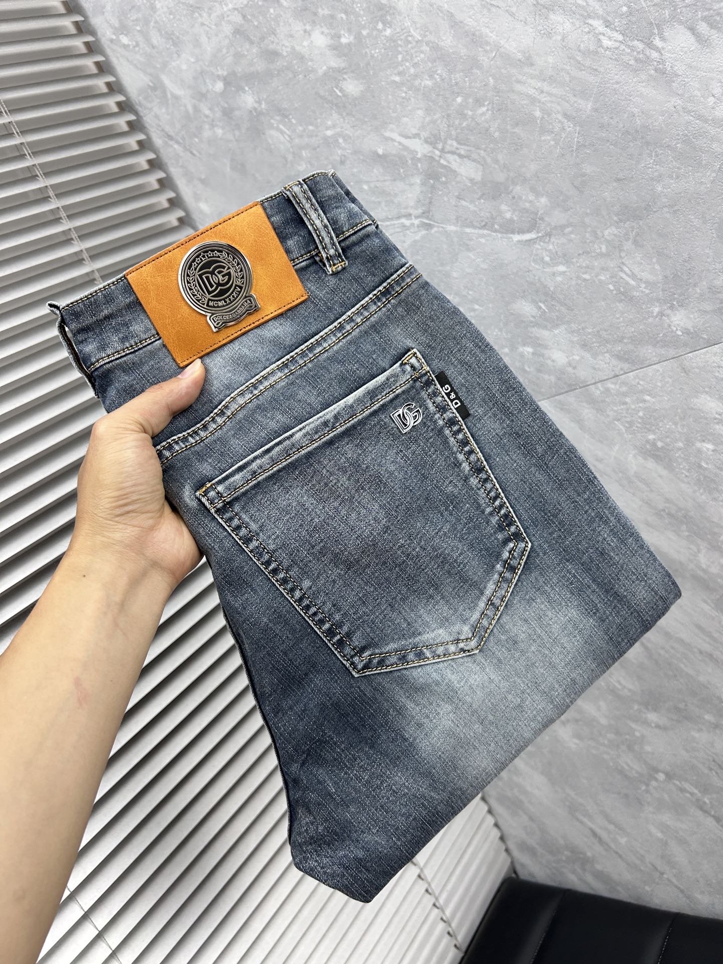 NO:934938,Dolce & Gabbana’s 2026 Spring and Summer Design Recommendations Best-selling jeans with soft skin-friendly fabrics Luxurious first-layer cowhide waistbands Customized fabrics Craftsmanship + washing Foreign trade quality details are handled in place Popular single colors are versatile and trendy, stretchy and slim-fitting Sizes. 29-38,,Dolce&Gabbana,jeans,cowhide,19860909杜嘉班纳‘’2026春夏设计推荐 热卖牛仔裤柔软亲肤面料 奢华头层牛皮腰牌 订制面料 工艺+洗水外贸品质感细节处理满满到位 爆单款色系百搭大牛味 弹力修身型 尺码.29-38,,Dolce&Gabbana,jeans,cowhide,,Men's clothing