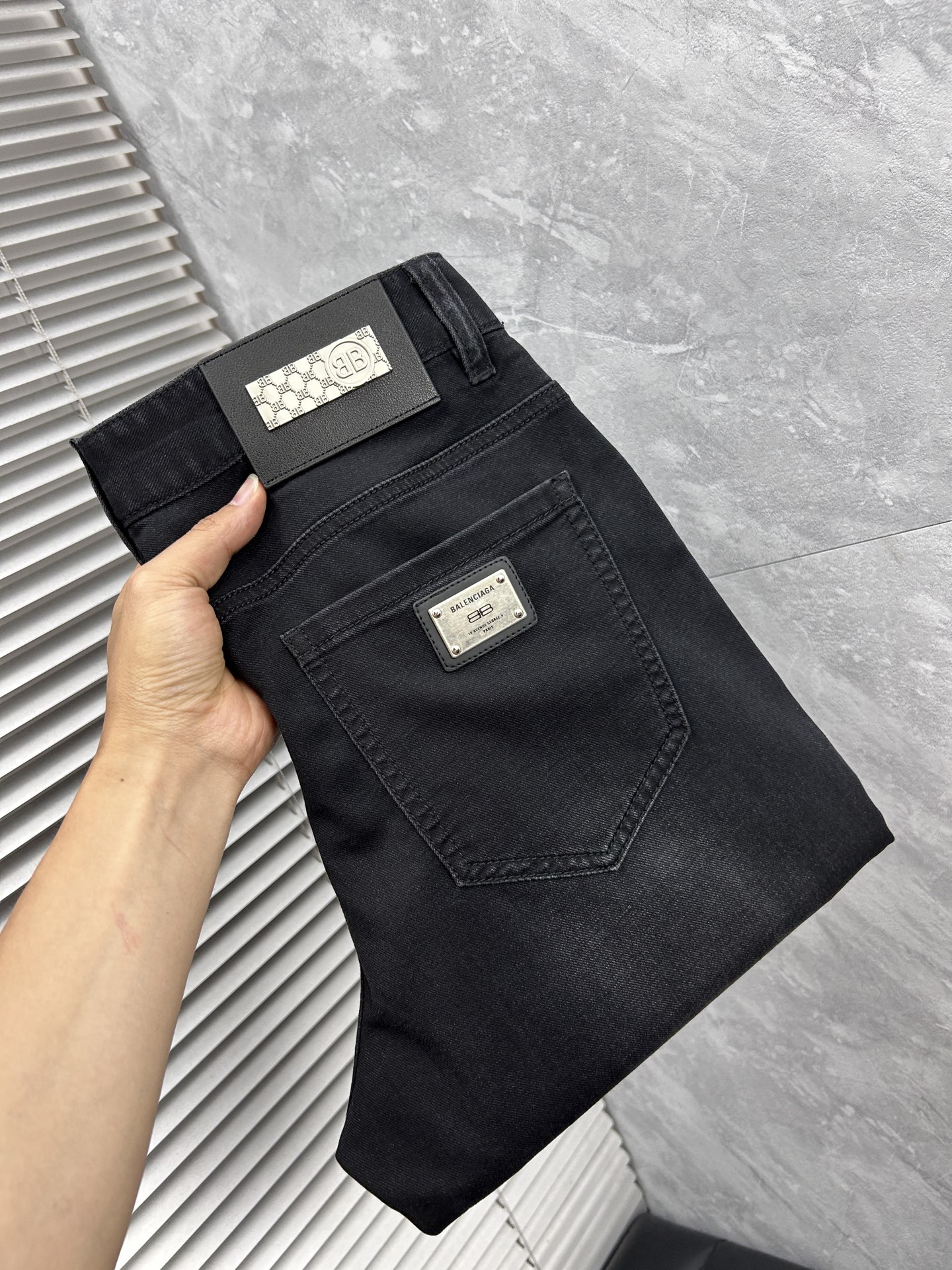NO:908172,Paris' 2026 Spring and Summer Design Recommendations Hot-selling jeans with soft skin-friendly fabrics Luxurious first-layer cowhide waistband Customized fabrics Craftsmanship + washing Foreign trade quality details are handled in place Popular single color and versatile with a strong flavor Elastic slim fit Size.29-38,,jeans,cowhide,19860909巴黎‘’2026春夏设计推荐 热卖牛仔裤柔软亲肤面料 奢华头层牛皮腰牌 订制面料 工艺+洗水外贸品质感细节处理满满到位 爆单款色系百搭大牛味 弹力修身型 尺码.29-38,,jeans,cowhide,,Men's clothing