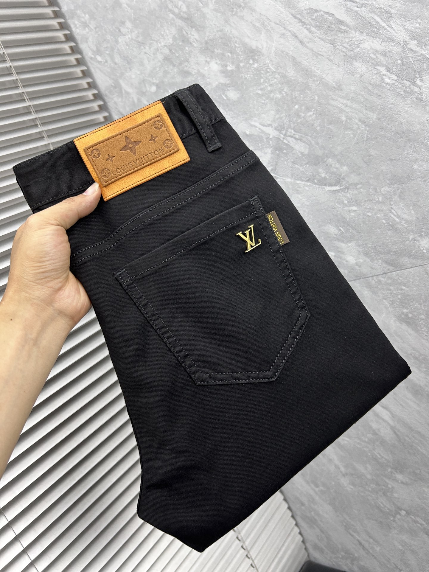 NO:908141,LV’2026 Spring and Summer Design Recommendations Hot-selling jeans with soft and skin-friendly fabrics Luxurious first-layer cowhide waist tags Customized fabrics Craftsmanship + washing Foreign trade quality details are handled in place Hot single color and versatile with a strong flavor Stretchy slim fit Size.29-38,,louis vuitton,jeans,cowhide,19860909LV’2026春夏设计推荐 热卖牛仔裤柔软亲肤面料 奢华头层牛皮腰牌 订制面料 工艺+洗水外贸品质感细节处理满满到位 爆单款色系百搭大牛味 弹力修身型 尺码.29-38,,louis vuitton,jeans,cowhide,,Men's clothing