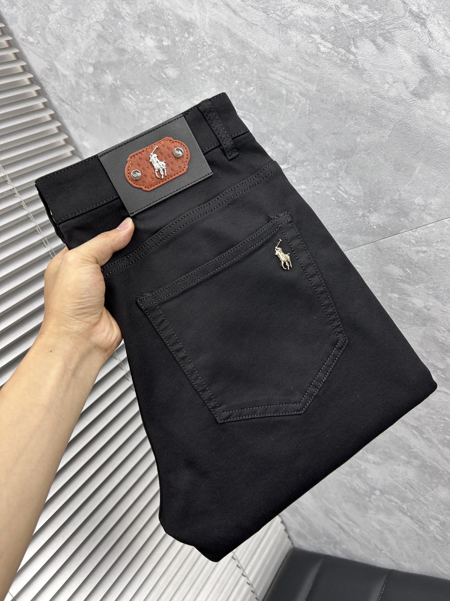NO:908144,Paul's 2026 Spring and Summer Design Recommendations Hot-selling jeans with soft skin-friendly fabrics Luxurious first-layer cowhide waistband Customized fabrics Craftsmanship + washing Foreign trade quality details are handled in place Popular single color and versatile Daniel taste Stretchy slim fit Size.29-38,,jeans,cowhide,19860909保罗‘’2026春夏设计推荐 热卖牛仔裤柔软亲肤面料 奢华头层牛皮腰牌 订制面料 工艺+洗水外贸品质感细节处理满满到位 爆单款色系百搭大牛味 弹力修身型 尺码.29-38,,jeans,cowhide,,Men's clothing