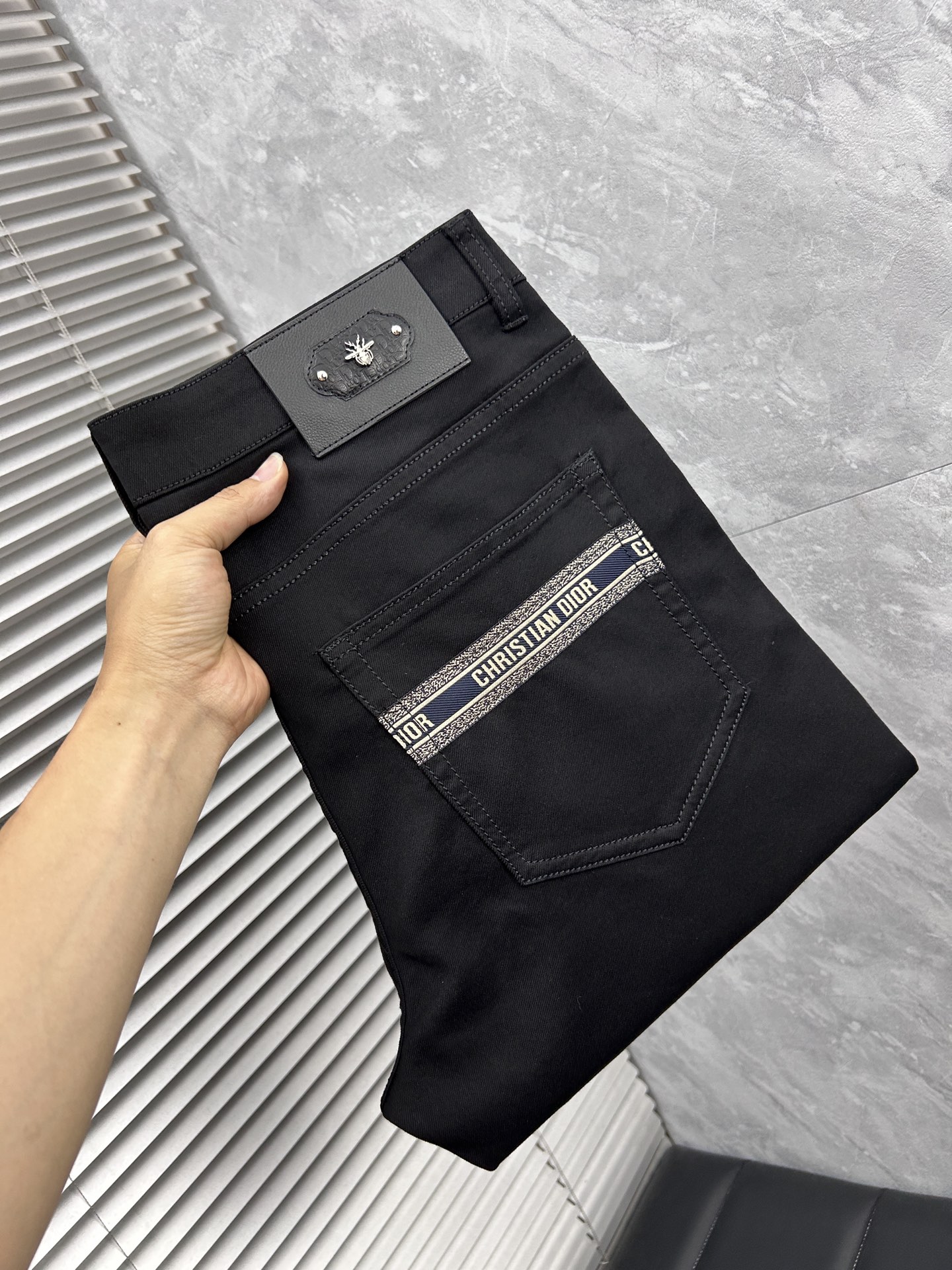 NO:908153,dr ‘’ 2026 Spring and Summer Design Recommendations Hot-selling jeans with soft skin-friendly fabrics Luxurious first-layer cowhide waist tags Customized fabrics Craftsmanship + washing Foreign trade quality details are handled in place Popular single color and versatile Daniel taste Stretchy slim fit Size.29-38,,jeans,cowhide,19860909dr ‘’2026春夏设计推荐 热卖牛仔裤柔软亲肤面料 奢华头层牛皮腰牌 订制面料 工艺+洗水外贸品质感细节处理满满到位 爆单款色系百搭大牛味 弹力修身型 尺码.29-38,,jeans,cowhide,,Men's clothing