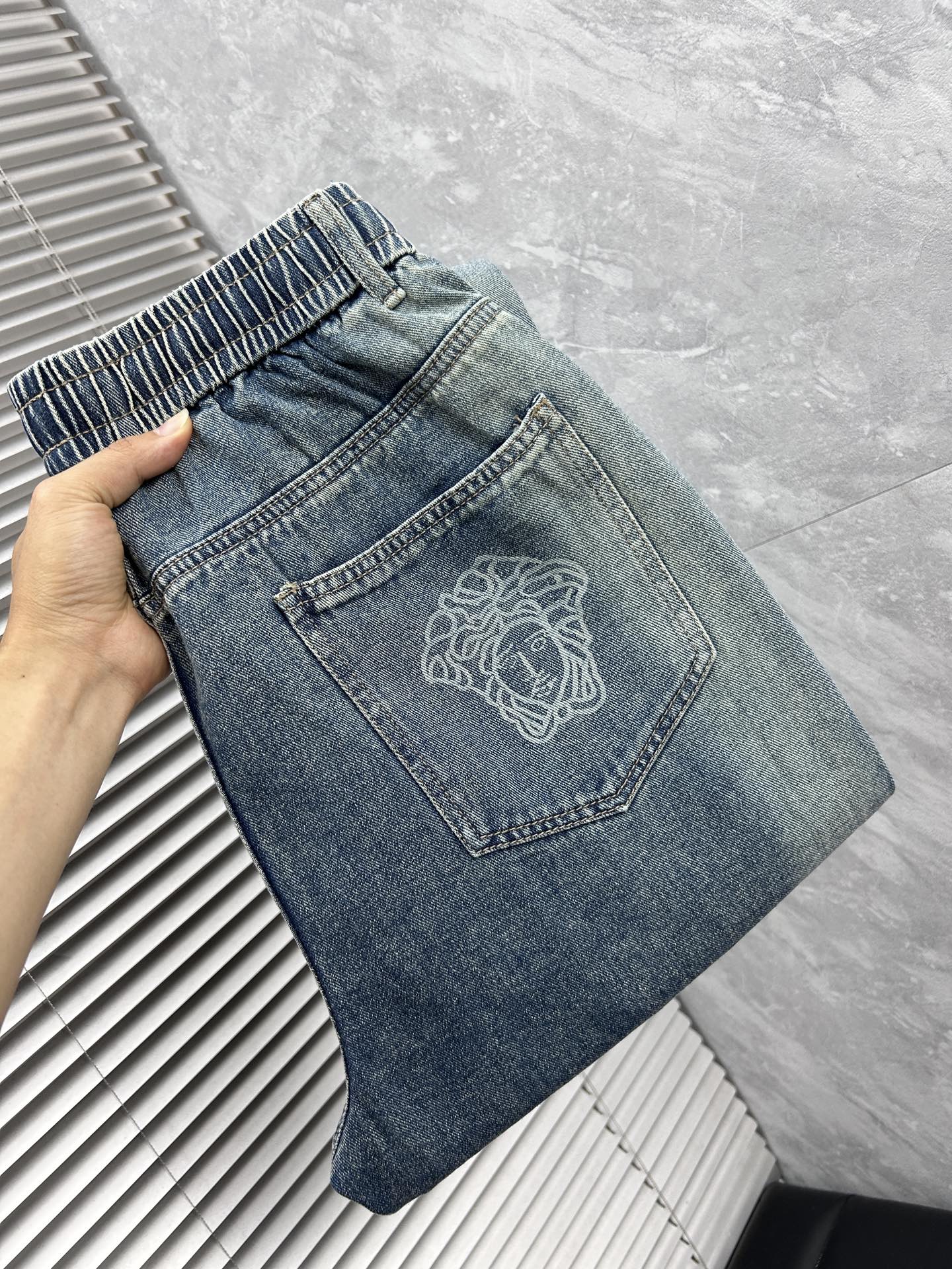 NO:925794,Versi’s 2026 spring and summer new products are available. They are complete with three labels: casual pants and jeans. There is no need to introduce too much about the good products. Look at the details. Counter sizes are m-XXXL, versace, jeans,19860909范思‘ ’2026年春夏新品上新 三标齐全 休闲裤 牛仔裤 好货不用过多介绍 看细节 专柜码数m-XXXL,,versace,jeans,,Men's clothing