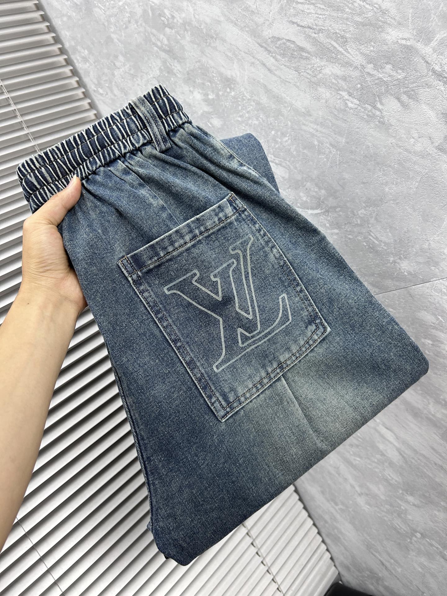 NO:925761,LV's 2026 spring and summer new products are complete with three labels: casual pants and jeans. Good products need no introduction. Look at the details. Counter sizes are m-XXXL, Louis Vuitton, Jeans,19860909LV 2026年春夏新品上新 三标齐全 休闲裤 牛仔裤 好货不用过多介绍 看细节 专柜码数m-XXXL,,louis vuitton,jeans,,Men's clothing