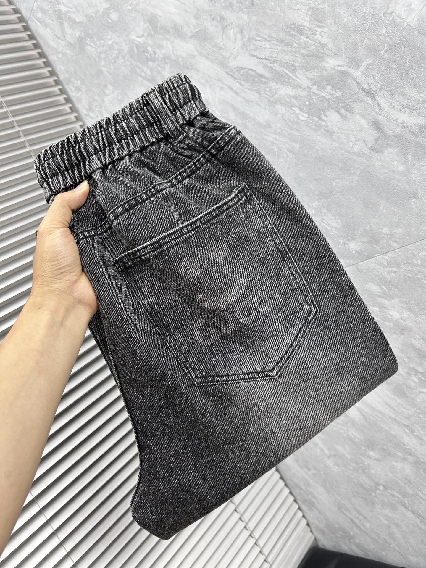 NO:925768,Ancient's 2026 spring and summer new products are available. The three labels are complete. Casual pants and jeans. There is no need to introduce too much about the good products. Look at the details. Counter sizes are m-XXXL,,jeans,19860909古‘’2026年春夏新品上新 三标齐全 休闲裤 牛仔裤 好货不用过多介绍 看细节 专柜码数m-XXXL,,jeans,,Men's clothing