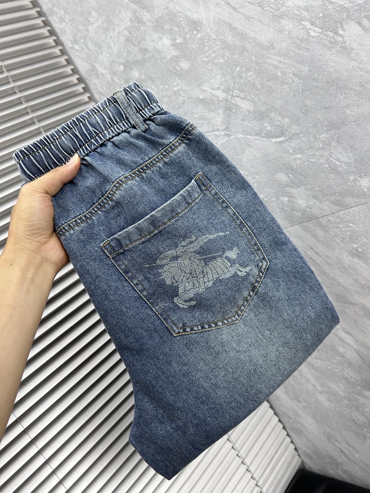 NO:925740,Burberry* 2026 spring and summer new products, complete with three labels: casual pants and jeans. Good products need no introduction. Look at the details. Counter sizes are m-XXXL,, burberry, jeans,19860909巴宝* 2026年春夏新品上新 三标齐全 休闲裤 牛仔裤 好货不用过多介绍 看细节 专柜码数m-XXXL,,burberry,jeans,,Men's clothing