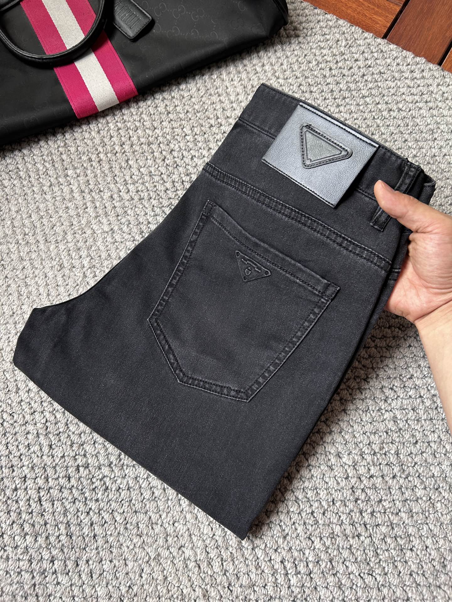NO:865264,Prada high-end customization, 2026 early autumn latest jeans, simultaneous sale at the counter, original customization, customer-supplied hardware accessories, original order quality, imported solid-color denim elastic fabric, heavy washing, fine workmanship, excellent upper body!  Preferred items……………………………………………………………… Size29-38,, prada, jeans,19860909普拉达 高端定制、2026早秋最新款牛仔裤 柜台同步发售 原版定制 客供五金辅料 原单品质 进口固色牛仔弹力面料 重工洗水 做工走线精细 上身绝佳！优选单品…………………………………………………… Size29-38,,prada,jeans,,Men's clothing
