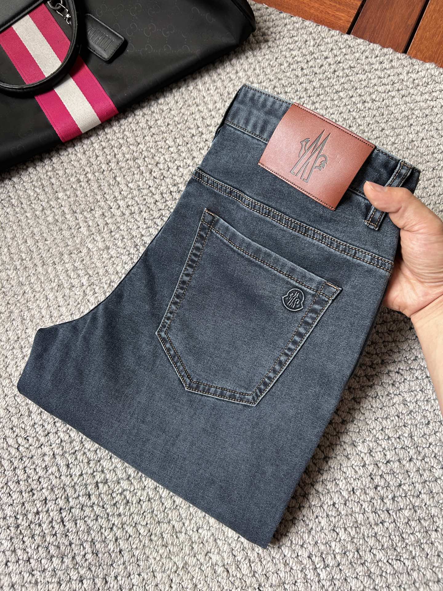 NO:865253,Mengkou, high-end customization, 2026 early autumn latest jeans, simultaneous sale at the counter, original customization, customer-supplied hardware accessories, original order quality, imported solid color denim elastic fabric, heavy washing, fine workmanship, excellent upper body!  Preferred items……………………………………………………………… Size29-38,,Moncler,jeans,19860909蒙口 高端定制、2026早秋最新款牛仔裤 柜台同步发售 原版定制 客供五金辅料 原单品质 进口固色牛仔弹力面料 重工洗水 做工走线精细 上身绝佳！优选单品…………………………………………………… Size29-38,,Moncler,jeans,,Men's clothing