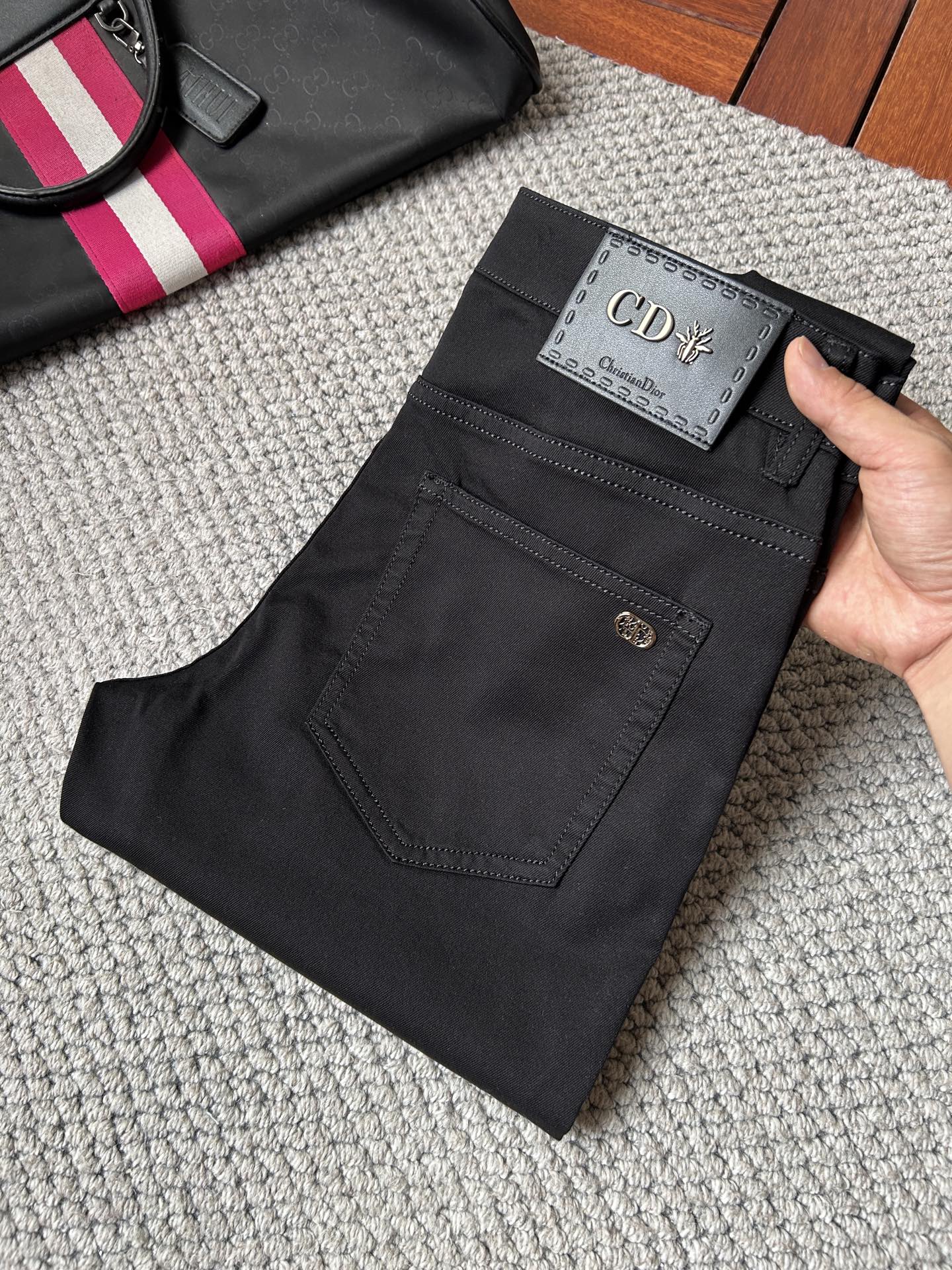 NO:933986,dr The latest jeans in the spring of 2026 are stress-free when entering and exiting specialty stores. Best-selling models in the counter. Shared taste and value. Very comfortable to wear. Low-key yet luxurious. Very classy to wear. Needless to say the trousers style and cut. The upper body is exquisite and vivid. Real first-class top quality materials. Really palace-level casual pants, using Turkish cotton. The most famous denim fabric is produced. The quality is outstanding. After heavy washing, the pants are very soft. The straight-leg shape is not picky.  The upper body is absolutely stylish. CX25 is extremely luxurious!  Size 29-38,,jeans,19860909dr 2026年春季最新品牛仔裤出入专卖店无压力 专柜热销款 品味与价值共享 身穿着非常舒适 低调不失奢华 穿出去非常有档次,裤型款式和裁剪亦无需多言 上身精致跃然.真正一等一顶级质料 真正殿堂级的休闲裤,选用土耳其的棉花 生产出最有名的单宁布 品质卓然 经过重水洗使得裤子很柔软 直脚的版型 不挑人 上身绝对的有型 CX25 极度奢华！尺码29-38,,jeans,,Men's clothing