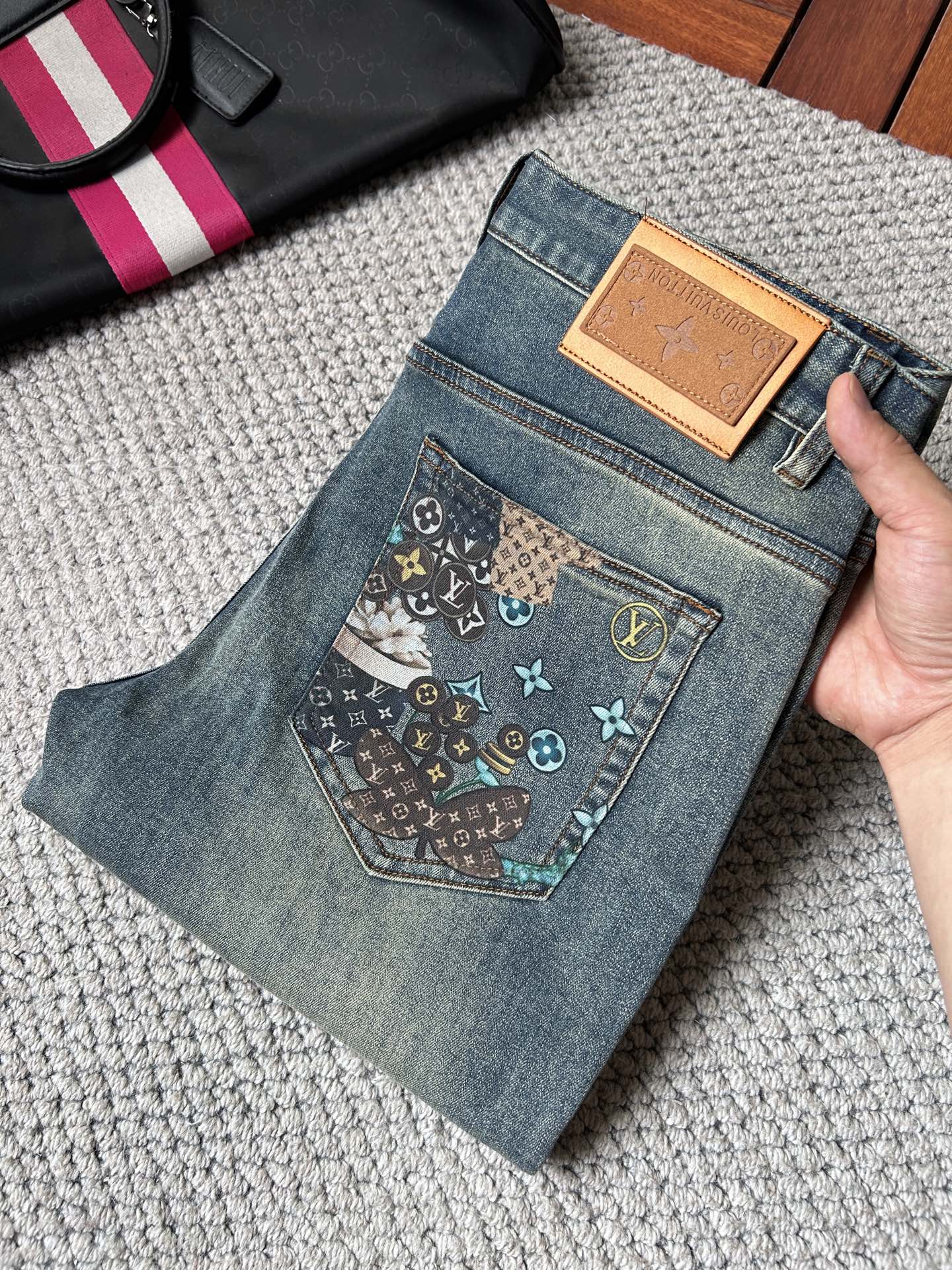NO:865336,LV high-end customization, 2026 early autumn latest jeans, simultaneous sale at the counter, original customization, customer-supplied hardware accessories, original order quality, imported solid-color denim elastic fabric, heavy washing, fine workmanship, excellent upper body!  Preferred items……………………………………………………………… Size29-38,,louis vuitton,jeans,19860909LV高端定制、2026早秋最新款牛仔裤 柜台同步发售 原版定制 客供五金辅料 原单品质 进口固色牛仔弹力面料 重工洗水 做工走线精细 上身绝佳！优选单品…………………………………………………… Size29-38,,louis vuitton,jeans,,Men's clothing