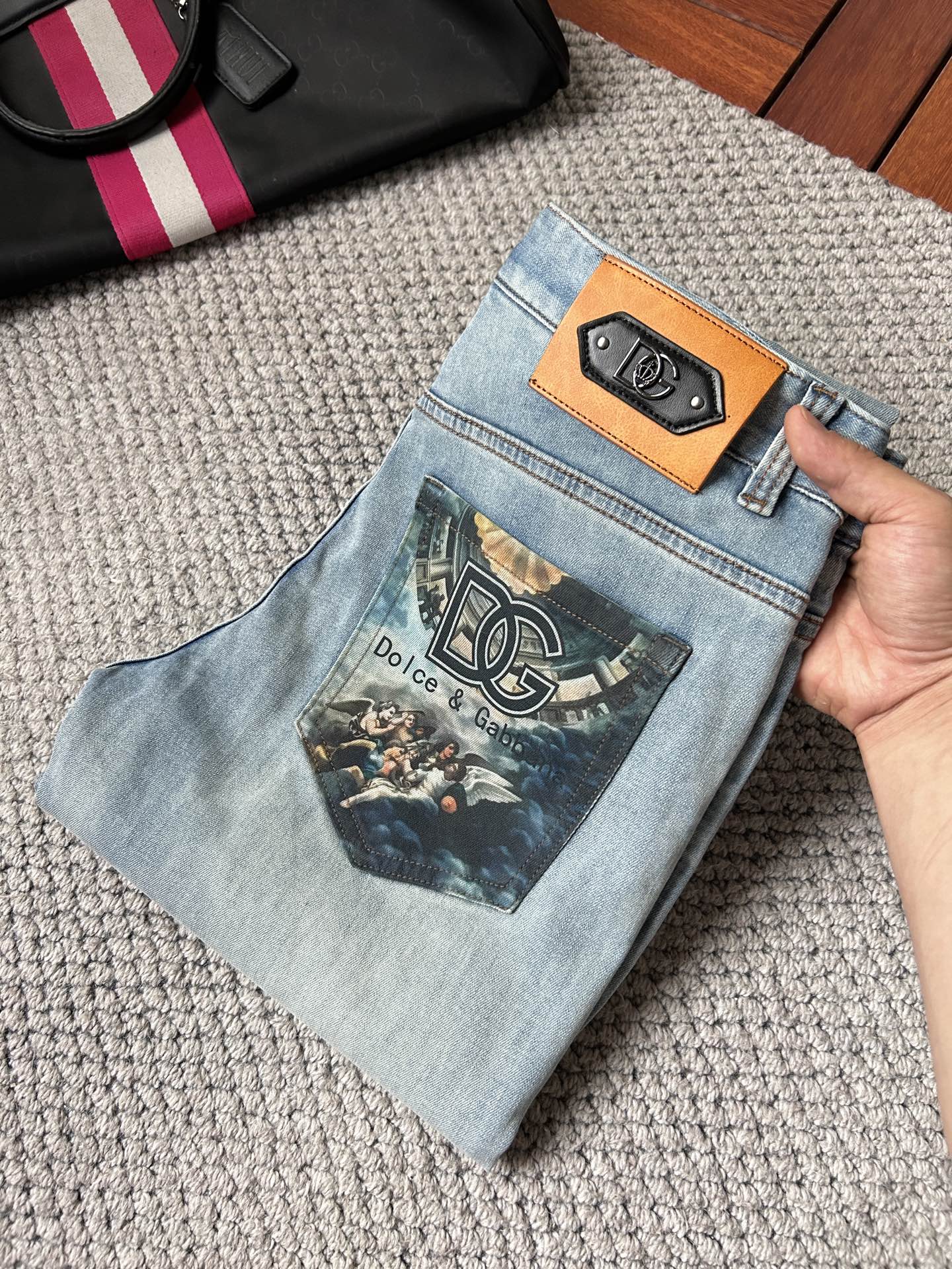NO:865302,DG high-end customization, 2026 early autumn latest jeans, simultaneous sale at the counter, original customization, customer-supplied hardware accessories, original order quality, imported solid color denim elastic fabric, heavy washing, fine workmanship and fine line routing, excellent upper body!  Preferred items……………………………………………………………… Size29-38,,jeans,19860909DG 高端定制、2026早秋最新款牛仔裤 柜台同步发售 原版定制 客供五金辅料 原单品质 进口固色牛仔弹力面料 重工洗水 做工走线精细 上身绝佳！优选单品…………………………………………………… Size29-38,,jeans,,Men's clothing