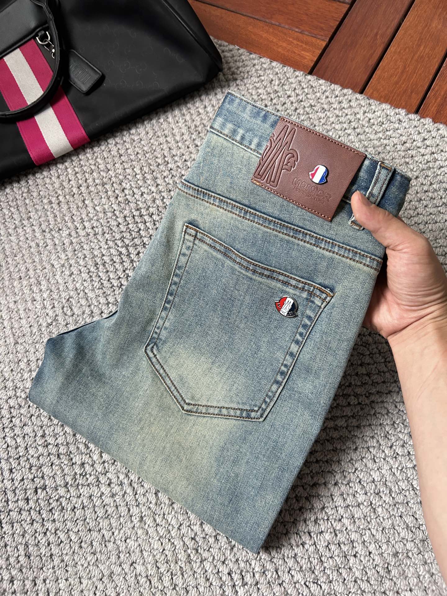 NO:934019,Mengkou's 2026 spring latest jeans are stress-free to enter and leave the store. Best-selling models in the counter. Shared taste and value. Very comfortable to wear. Low-key yet luxurious. Very classy to wear. Needless to say the trousers style and cut. The upper body is exquisite and vivid. Real first-class top quality. Really palace-level casual pants, using Turkish cotton. The most famous denim fabric is produced. The quality is outstanding. After heavy washing, the pants are very soft. Straight-leg version.  Don’t be picky. The upper body is absolutely stylish. CX25 is extremely luxurious!  Size 29-38,,Moncler,jeans,19860909蒙口 2026年春季最新品牛仔裤出入专卖店无压力 专柜热销款 品味与价值共享 身穿着非常舒适 低调不失奢华 穿出去非常有档次,裤型款式和裁剪亦无需多言 上身精致跃然.真正一等一顶级质料 真正殿堂级的休闲裤,选用土耳其的棉花 生产出最有名的单宁布 品质卓然 经过重水洗使得裤子很柔软 直脚的版型 不挑人 上身绝对的有型 CX25 极度奢华！尺码29-38,,Moncler,jeans,,Men's clothing