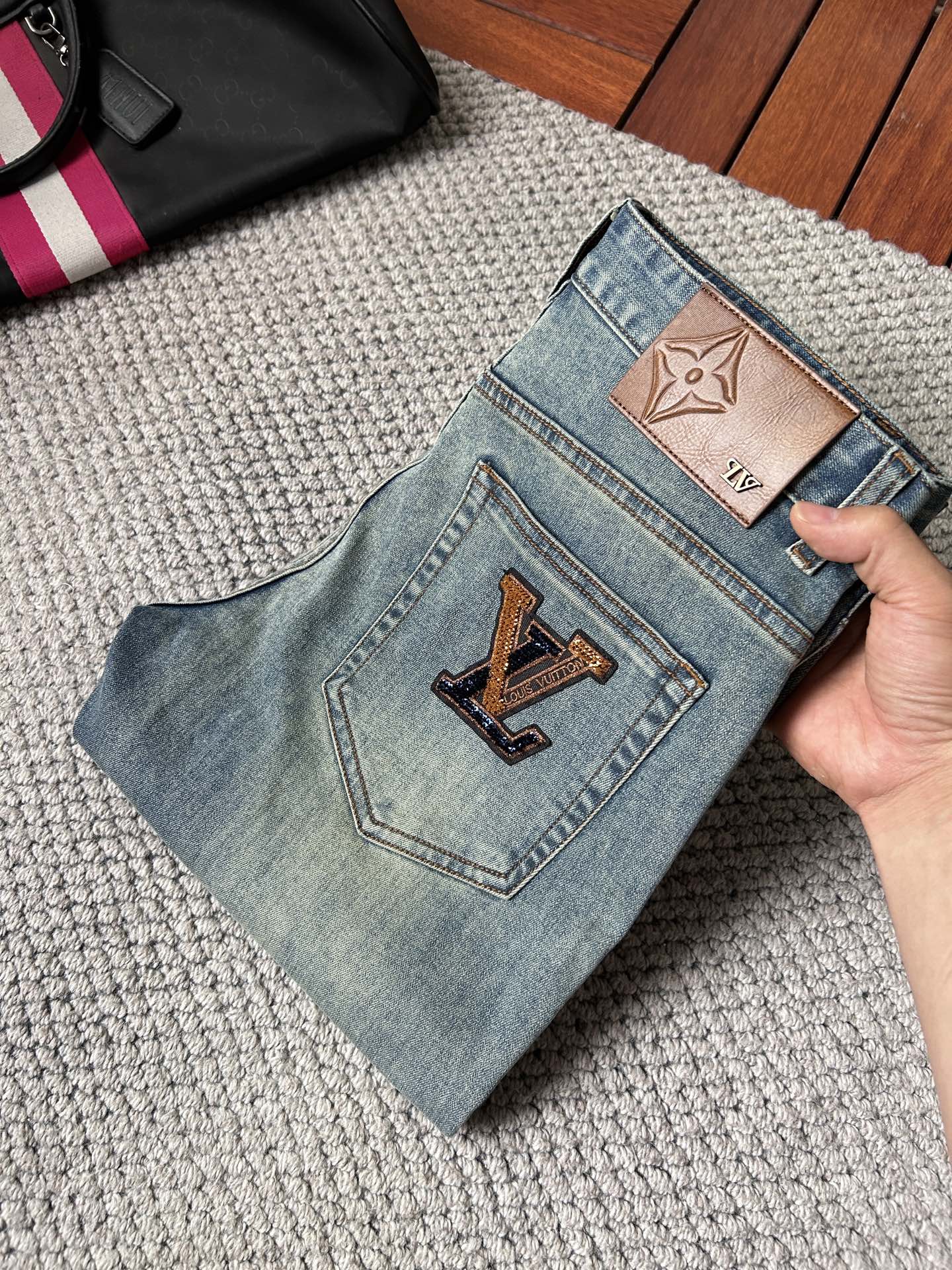NO:934016,LV’s 2026 spring latest jeans are stress-free when entering and leaving the store. Best-selling models in the counter. Shared taste and value. Very comfortable to wear. Low-key yet luxurious. Very classy to wear. Needless to say the trousers style and cut. The upper body is exquisite and vivid. Real first-class top quality materials. Really top-level casual pants, using Turkish cotton. The most famous denim fabric is produced. The quality is outstanding. After heavy washing, the pants are very soft. The straight-leg version is not picky.  The upper body is absolutely stylish. CX25 is extremely luxurious!  Size 29-38,,louis vuitton,jeans,19860909LV2026年春季最新品牛仔裤出入专卖店无压力 专柜热销款 品味与价值共享 身穿着非常舒适 低调不失奢华 穿出去非常有档次,裤型款式和裁剪亦无需多言 上身精致跃然.真正一等一顶级质料 真正殿堂级的休闲裤,选用土耳其的棉花 生产出最有名的单宁布 品质卓然 经过重水洗使得裤子很柔软 直脚的版型 不挑人 上身绝对的有型 CX25 极度奢华！尺码29-38,,louis vuitton,jeans,,Men's clothing
