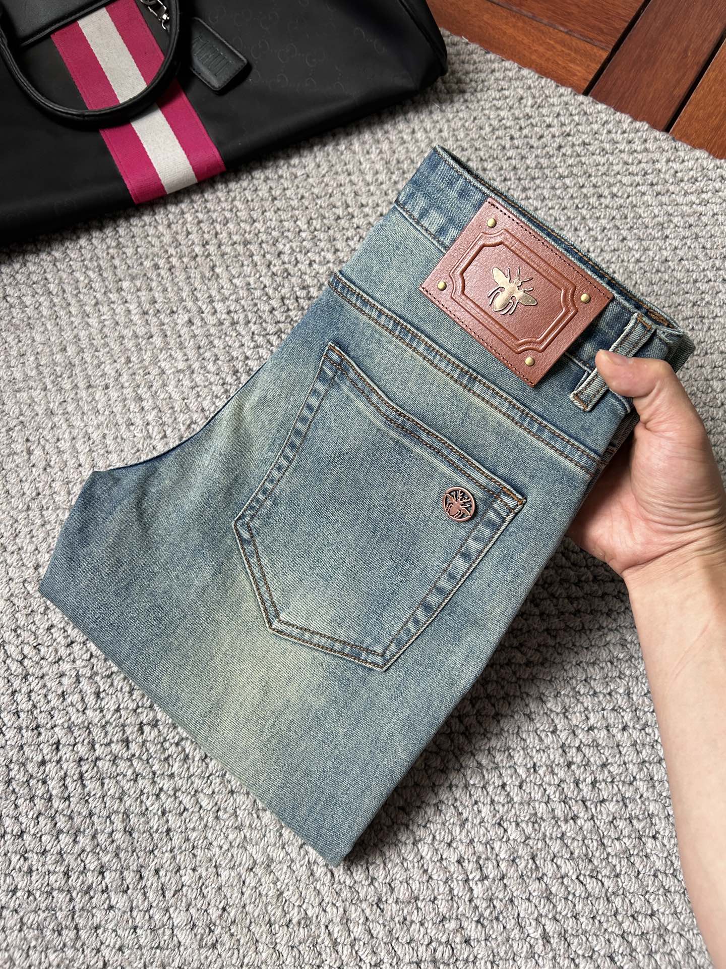 NO:907969,dr The latest jeans in the spring of 2026 are stress-free when entering and exiting specialty stores. Best-selling models in the counter. Shared taste and value. Very comfortable to wear. Low-key yet luxurious. Very classy to wear. Needless to say the trousers style and cut. The upper body is exquisite and vivid. Real first-class top quality materials. Really palace-level casual pants, using Turkish cotton. The most famous denim fabric is produced. The quality is outstanding. After heavy washing, the pants are very soft. The straight-leg shape is not picky.  The upper body is absolutely stylish. CX25 is extremely luxurious!  Size 29-38,,jeans,19860909dr 2026年春季最新品牛仔裤出入专卖店无压力 专柜热销款 品味与价值共享 身穿着非常舒适 低调不失奢华 穿出去非常有档次,裤型款式和裁剪亦无需多言 上身精致跃然.真正一等一顶级质料 真正殿堂级的休闲裤,选用土耳其的棉花 生产出最有名的单宁布 品质卓然 经过重水洗使得裤子很柔软 直脚的版型 不挑人 上身绝对的有型 CX25 极度奢华！尺码29-38,,jeans,,Men's clothing
