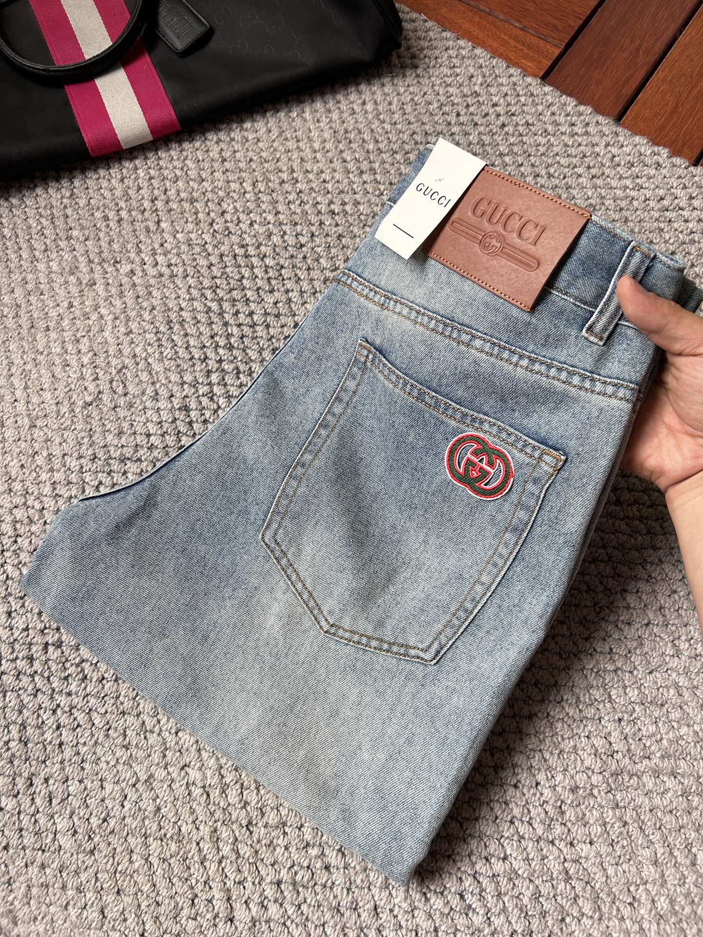 NO:907287,Gucci's 2026 new men's jeans. The fabric has good elasticity. Exclusively available on the official website. Fashionable and elegant. Heavy craftsmanship design. Using original color yeast washing process. Selected imported heavyweight denim denim fabric. Equipped with counter hardware decoration. Genuine leather label. Exquisite stitching. Big brand style. Worth owning. Size 28-38, shipped next day,,jeans,19860909古奇 2026新品男士牛仔裤 面料弹性好.独家发售 官网同步 时尚优雅 重工艺设计.采用原色酵母水洗工艺 精选进口重磅丹宁牛仔面料 配专柜五金装饰 真皮皮牌 精致车线 大牌风范 值得拥有.码数28-38,隔天出货,,jeans,,Men's clothing