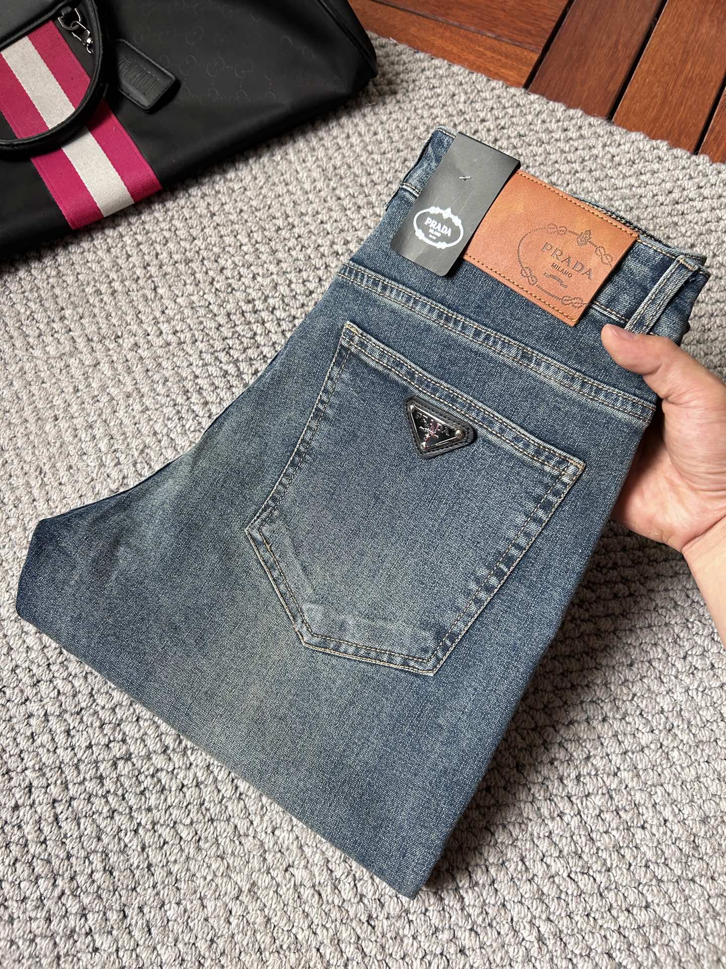 NO:932485,LV 2026 new men's jeans with good elasticity. Exclusively available on the official website. Fashionable and elegant. Heavy craftsmanship design. Using original color yeast washing process. Selected imported heavyweight denim denim fabric. Equipped with counter hardware decoration. Genuine leather label. Exquisite stitching. Big brand style. Worth owning. Size 28-38, shipped next day, Louis Vuitton, Jeans,19860909LV 2026新品男士牛仔裤 面料弹性好.独家发售 官网同步 时尚优雅 重工艺设计.采用原色酵母水洗工艺 精选进口重磅丹宁牛仔面料 配专柜五金装饰 真皮皮牌 精致车线 大牌风范 值得拥有.码数28-38,隔天出货,,louis vuitton,jeans,,Men's clothing