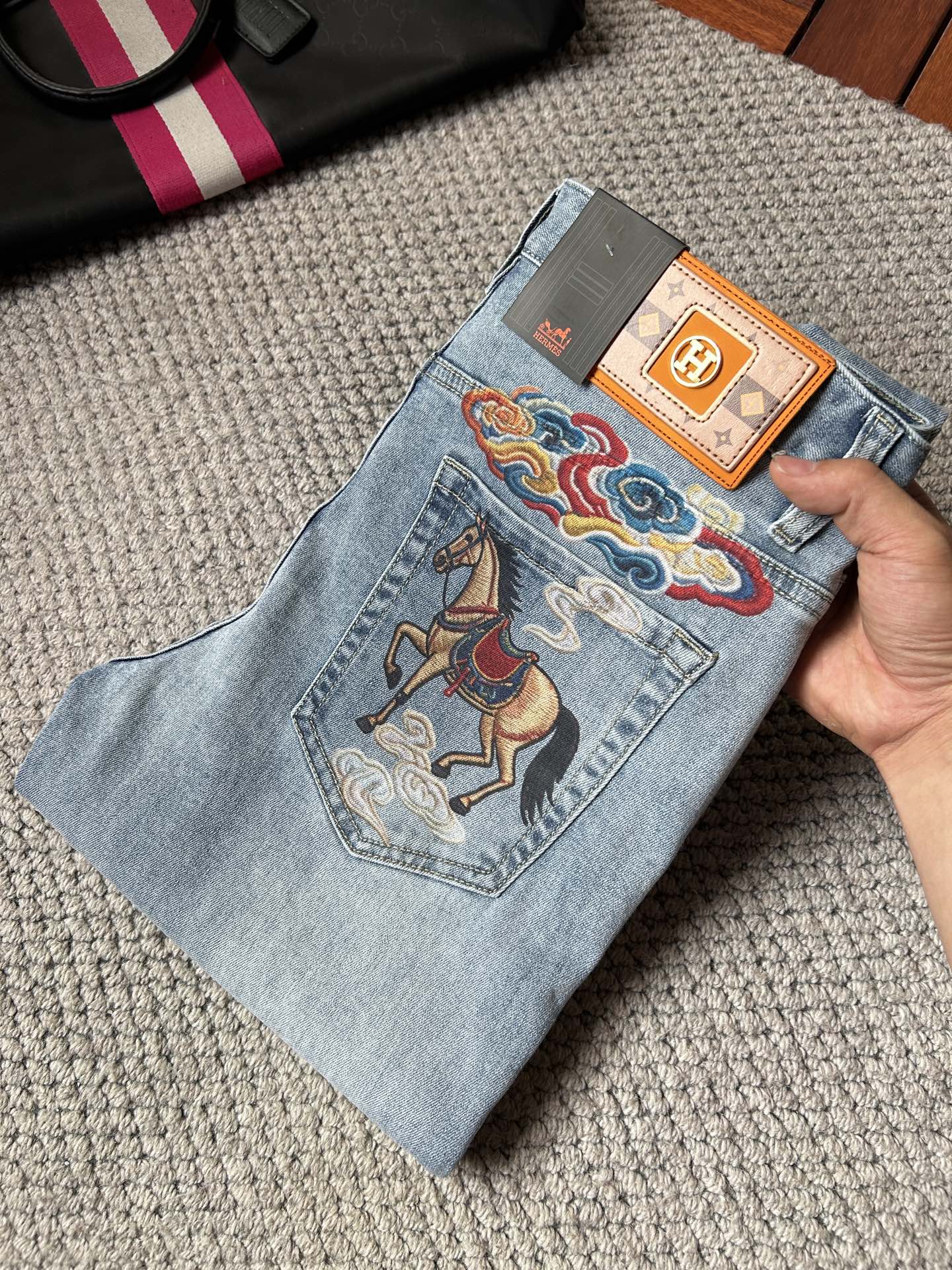 NO:907298,Hermès 2026 new men's jeans. The fabric is elastic. Exclusively available on the official website. Fashionable and elegant. Heavy craftsmanship design. Uses original color yeast washing process. Selected imported heavyweight denim denim fabric. Equipped with counter hardware decoration. Genuine leather label. Exquisite stitching. Big brand style. Worth owning. Size 28-38, shipped next day, hermes,jeans,19860909爱马仕 2026新品男士牛仔裤 面料弹性好.独家发售 官网同步 时尚优雅 重工艺设计.采用原色酵母水洗工艺 精选进口重磅丹宁牛仔面料 配专柜五金装饰 真皮皮牌 精致车线 大牌风范 值得拥有.码数28-38,隔天出货,,hermes,jeans,,Men's clothing