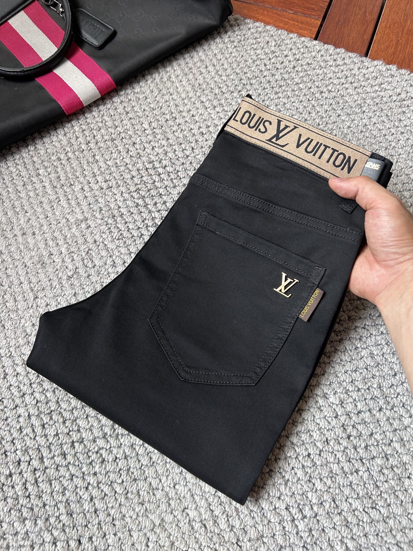 NO:933982,LV’s 2026 spring latest jeans are stress-free when entering and leaving the store. Best-selling models in the counter. Shared taste and value. Very comfortable to wear. Low-key yet luxurious. Very classy to wear. Needless to say the trousers style and cut. The upper body is exquisite and vivid. Real first-class top quality materials. Really top-level casual pants, using Turkish cotton. The most famous denim fabric is produced. The quality is outstanding. After heavy washing, the pants are very soft. The straight-leg version is not picky.  The upper body is absolutely stylish. CX25 is extremely luxurious!  Size 29-38,,louis vuitton,jeans,19860909LV2026年春季最新品牛仔裤出入专卖店无压力 专柜热销款 品味与价值共享 身穿着非常舒适 低调不失奢华 穿出去非常有档次,裤型款式和裁剪亦无需多言 上身精致跃然.真正一等一顶级质料 真正殿堂级的休闲裤,选用土耳其的棉花 生产出最有名的单宁布 品质卓然 经过重水洗使得裤子很柔软 直脚的版型 不挑人 上身绝对的有型 CX25 极度奢华！尺码29-38,,louis vuitton,jeans,,Men's clothing
