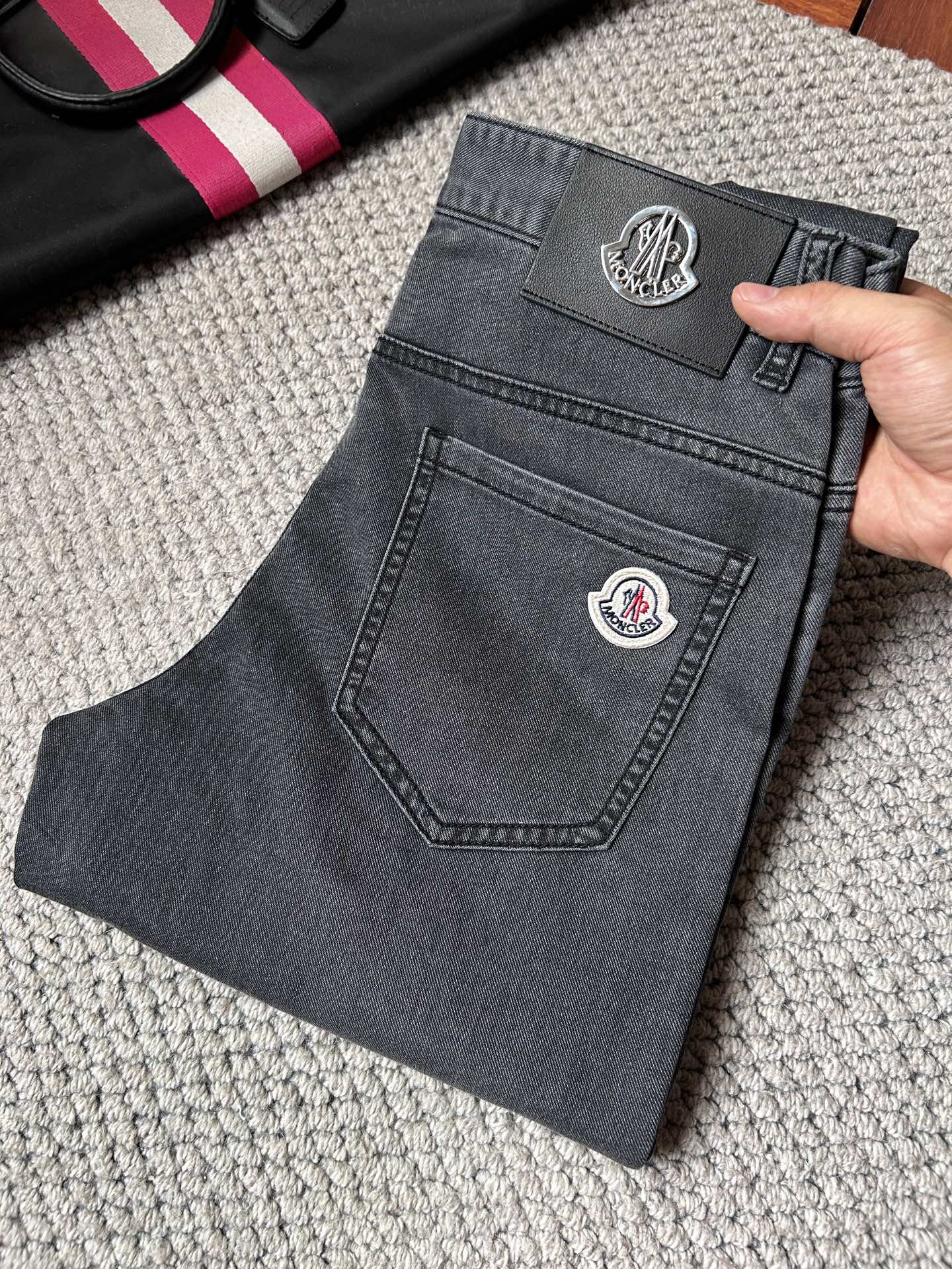 NO:863132,Mengkou’s 2026 Spring and Summer Design Recommendations Best-selling jeans with soft skin-friendly fabrics Luxurious first-layer cowhide waistband Customized fabrics Craftsmanship + washing Foreign trade quality details are fully processed in place Popular single color and versatile big cow flavor Size.29-38,,Moncler,jeans,cowhide,19860909蒙口 ‘’2026春夏设计推荐 热卖牛仔裤柔软亲肤面料 奢华头层牛皮腰牌 订制面料 工艺+洗水外贸品质感细节处理满满到位 爆单款色系百搭大牛味 尺码.29-38,,Moncler,jeans,cowhide,,Men's clothing