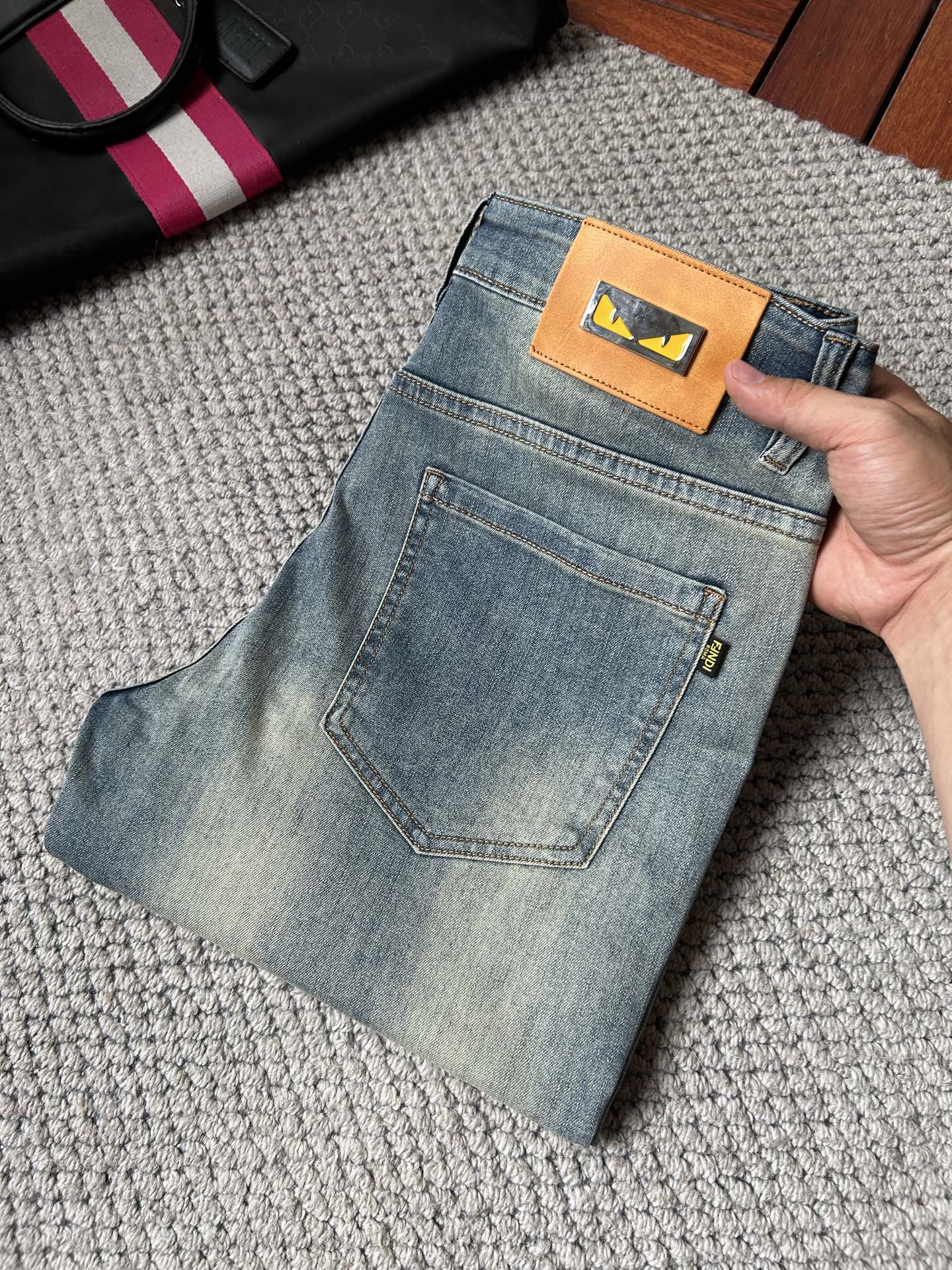 NO:863145,Fendi’s 2026 Spring and Summer Design Recommendations Hot-selling jeans with soft skin-friendly fabrics Luxurious first-layer cowhide waist tags Customized fabrics Craftsmanship + washing Foreign trade quality details are fully processed in place Popular single colors are versatile and big cow flavor Sizes. 29-38,,fendi,jeans,cowhide,19860909芬迪 ‘’2026春夏设计推荐 热卖牛仔裤柔软亲肤面料 奢华头层牛皮腰牌 订制面料 工艺+洗水外贸品质感细节处理满满到位 爆单款色系百搭大牛味 尺码.29-38,,fendi,jeans,cowhide,,Men's clothing