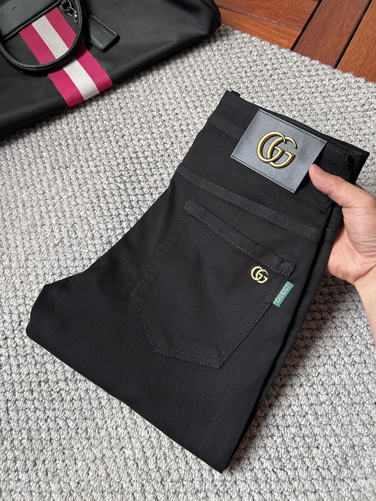 NO:863160,Gucci’s 2026 Spring and Summer Design Recommendations Hot-selling jeans with soft and skin-friendly fabrics Luxurious first-layer cowhide waist tags Customized fabrics Craftsmanship + washing Foreign trade quality details are handled in place Popular single colors are versatile and big cow flavor Sizes. 29-38,,jeans,cowhide,19860909古奇 ‘’2026春夏设计推荐 热卖牛仔裤柔软亲肤面料 奢华头层牛皮腰牌 订制面料 工艺+洗水外贸品质感细节处理满满到位 爆单款色系百搭大牛味 尺码.29-38,,jeans,cowhide,,Men's clothing