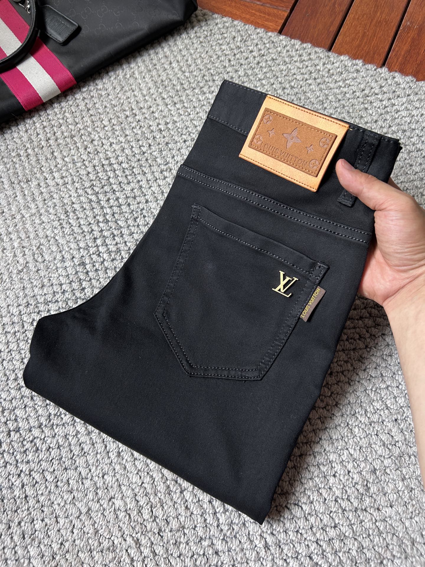 NO:863185,LV’s 2026 Spring and Summer Design Recommendations Hot-selling jeans with soft skin-friendly fabrics Luxurious first-layer cowhide waist tags Customized fabrics Craftsmanship + washing Foreign trade quality details are handled in place Popular single colors are versatile and have a strong flavor Sizes. 29-38,, louis vuitton, jeans, cowhide,19860909LV ‘’2026春夏设计推荐 热卖牛仔裤柔软亲肤面料 奢华头层牛皮腰牌 订制面料 工艺+洗水外贸品质感细节处理满满到位 爆单款色系百搭大牛味 尺码.29-38,,louis vuitton,jeans,cowhide,,Men's clothing