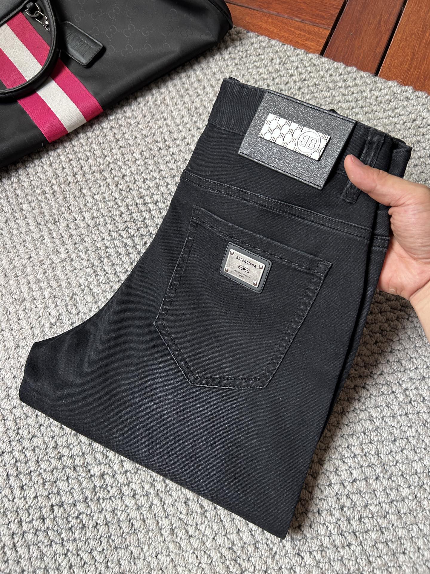 NO:863090,Paris ‘’2026 Spring and Summer Design Recommendations Hot-selling jeans with soft skin-friendly fabrics Luxurious first-layer cowhide waistband Customized fabrics Craftsmanship + washing Foreign trade quality details are fully processed in place Popular single color series and versatile big cow flavor Sizes. 29-38,,jeans,cowhide,19860909巴黎 ‘’2026春夏设计推荐 热卖牛仔裤柔软亲肤面料 奢华头层牛皮腰牌 订制面料 工艺+洗水外贸品质感细节处理满满到位 爆单款色系百搭大牛味 尺码.29-38,,jeans,cowhide,,Men's clothing