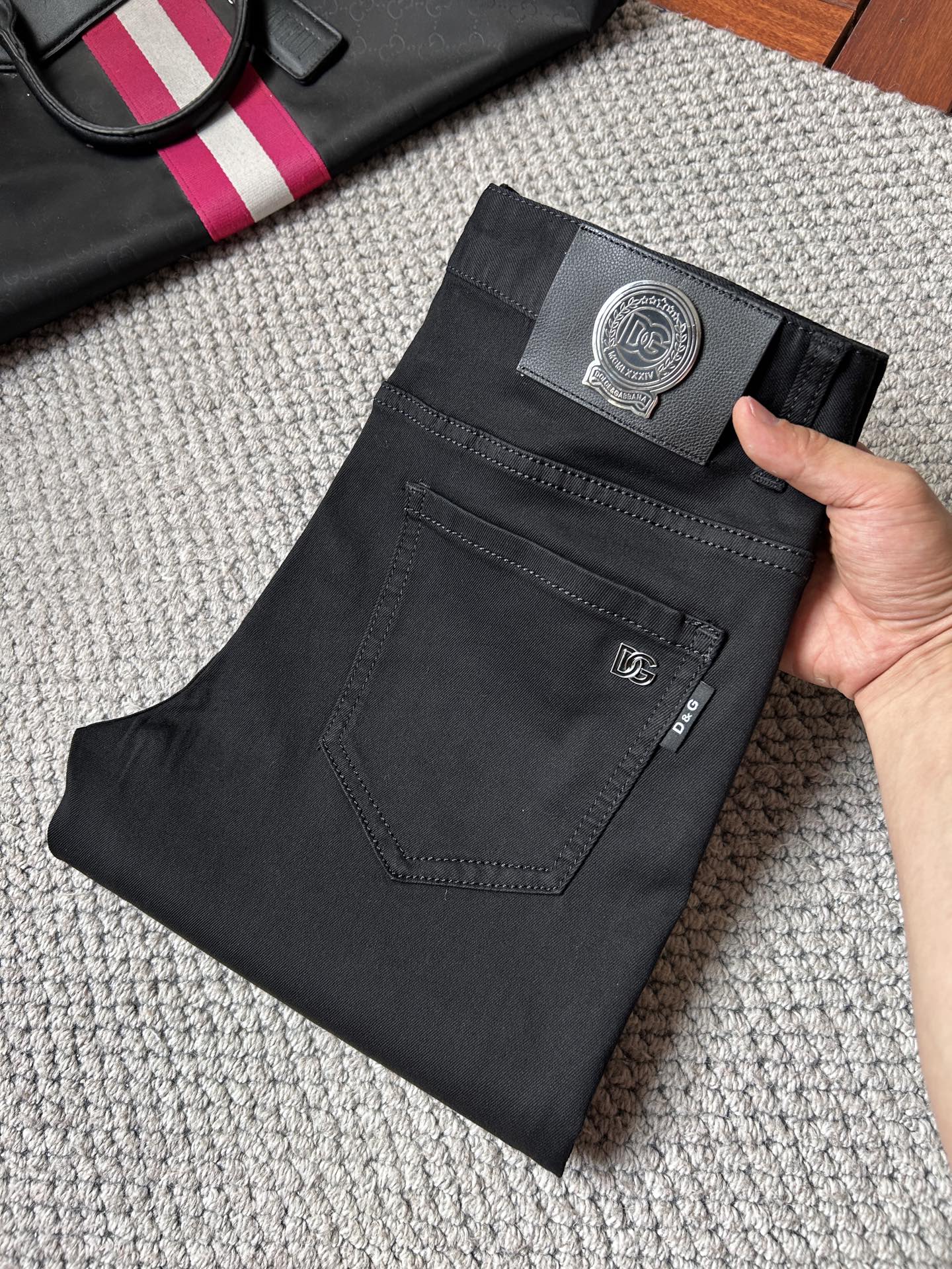 NO:863101,DG’s 2026 Spring and Summer Design Recommendations Hot-selling jeans with soft skin-friendly fabrics Luxurious first-layer cowhide waist tags Customized fabrics Craftsmanship + washing Foreign trade quality details are fully processed in place Popular single colors are versatile and big cow flavor Sizes. 29-38,,jeans,cowhide,19860909DG ‘’2026春夏设计推荐 热卖牛仔裤柔软亲肤面料 奢华头层牛皮腰牌 订制面料 工艺+洗水外贸品质感细节处理满满到位 爆单款色系百搭大牛味 尺码.29-38,,jeans,cowhide,,Men's clothing
