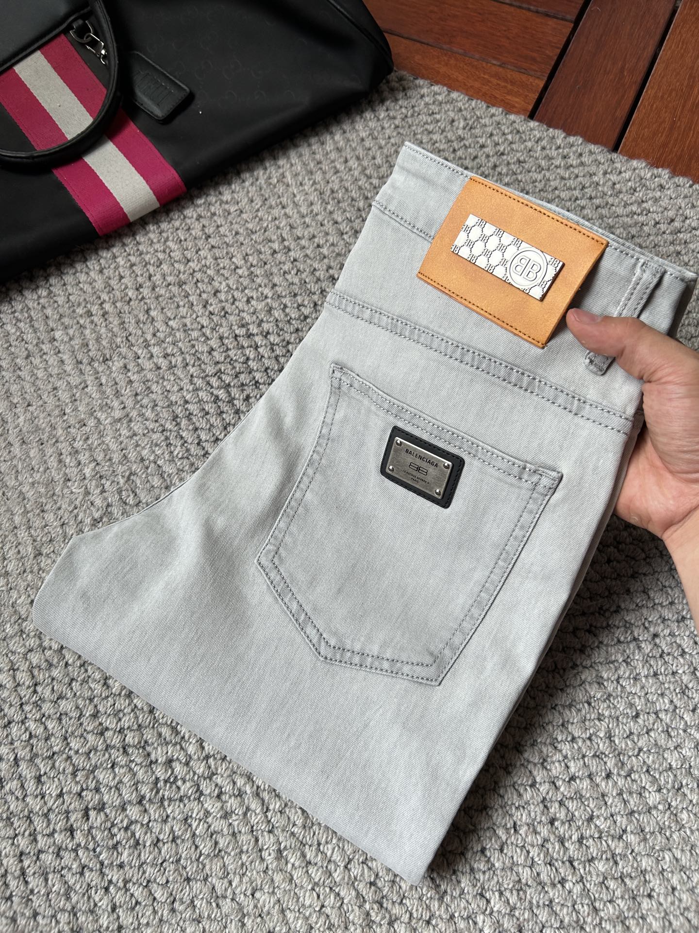 NO:863113,Paris ‘’2026 Spring and Summer Design Recommendations Hot-selling jeans with soft skin-friendly fabrics Luxurious first-layer cowhide waistband Customized fabrics Craftsmanship + washing Foreign trade quality details are fully processed in place Popular single color series and versatile big cow flavor Sizes. 29-38,,jeans,cowhide,19860909巴黎 ‘’2026春夏设计推荐 热卖牛仔裤柔软亲肤面料 奢华头层牛皮腰牌 订制面料 工艺+洗水外贸品质感细节处理满满到位 爆单款色系百搭大牛味 尺码.29-38,,jeans,cowhide,,Men's clothing