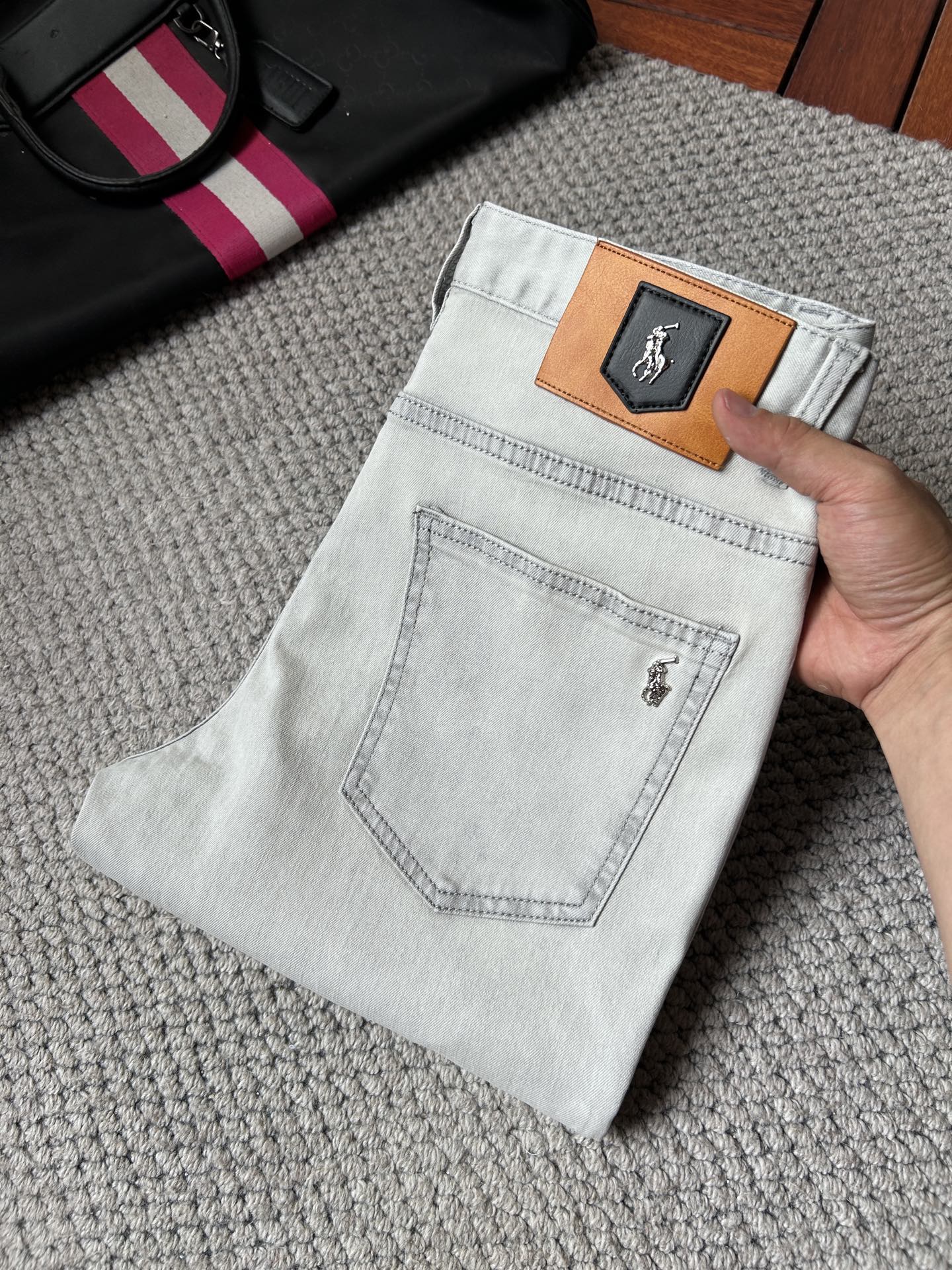 NO:926740,Paul’s 2026 Spring and Summer Design Recommendations Hot-selling jeans with soft skin-friendly fabrics Luxurious first-layer cowhide waistband Customized fabrics Craftsmanship + washing Foreign trade quality details are handled in place Popular single color and versatile with a strong flavor Elastic and slim size.29-38,,jeans,cowhide,19860909保罗 ‘’2026春夏设计推荐 热卖牛仔裤柔软亲肤面料 奢华头层牛皮腰牌 订制面料 工艺+洗水外贸品质感细节处理满满到位 爆单款色系百搭大牛味 弹力修身尺码.29-38,,jeans,cowhide,,Men's clothing