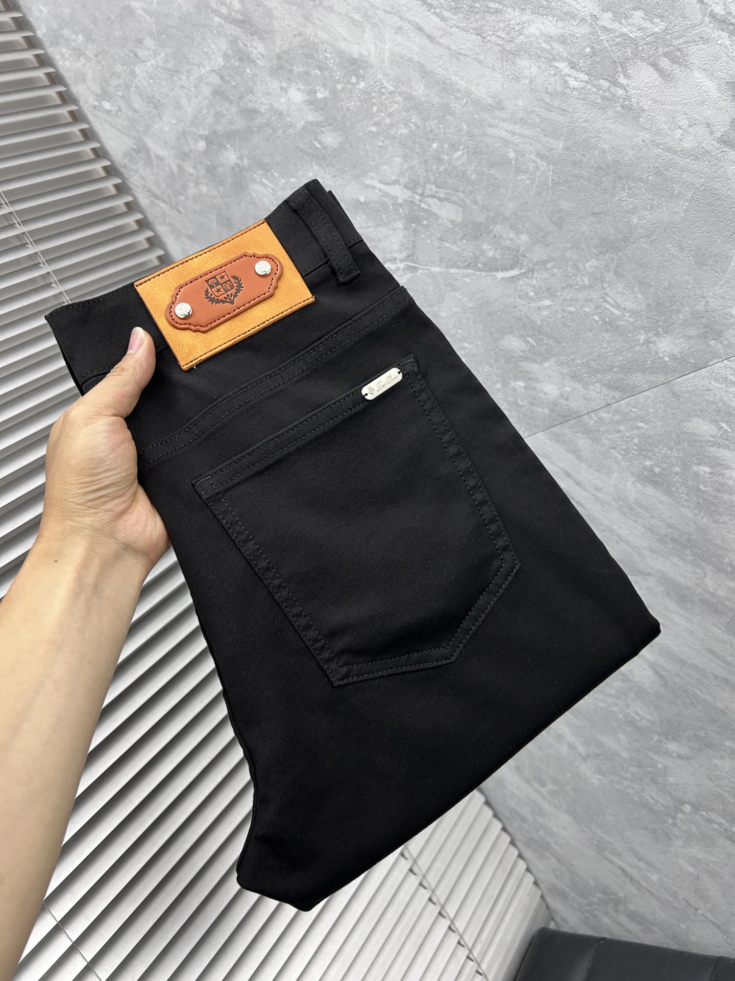 NO:906618,bc new men's jeans. The fabric is comfortable and elastic. Exclusively available. Fashionable and elegant. Heavy craftsmanship design. Use original color washing process. Select imported heavy denim denim fabric. Customized hardware decoration. Exquisite stitching. All the fine workmanship makes the whole pair of pants even more tonal. Worth owning. Size 29--38,,jeans,19860909bc新品男士牛仔裤 面料舒适弹性好.独家发售 时尚优雅 重工艺设计.采用原色水洗工艺 精选进口重磅丹宁牛仔面料 定制五金装饰 精致车线 所有精细做工让整条裤子的调性更上一层楼 值得拥有. 尺码29--38,,jeans,,Men's clothing