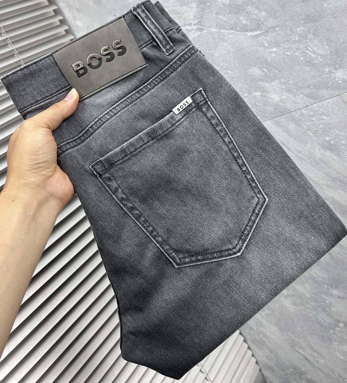 NO:906623,boss's new men's jeans. The fabric is comfortable and elastic. Exclusively available. Fashionable and elegant. Designed with heavy craftsmanship. Using original color washing process. Selected imported heavy denim denim fabric. Customized hardware decoration. Exquisite stitching. All the fine workmanship makes the whole pair of pants more stylish. Worth owning. Sizes 29--38,,jeans,19860909boss 新品男士牛仔裤 面料舒适弹性好.独家发售 时尚优雅 重工艺设计.采用原色水洗工艺 精选进口重磅丹宁牛仔面料 定制五金装饰 精致车线 所有精细做工让整条裤子的调性更上一层楼 值得拥有. 尺码29--38,,jeans,,Men's clothing