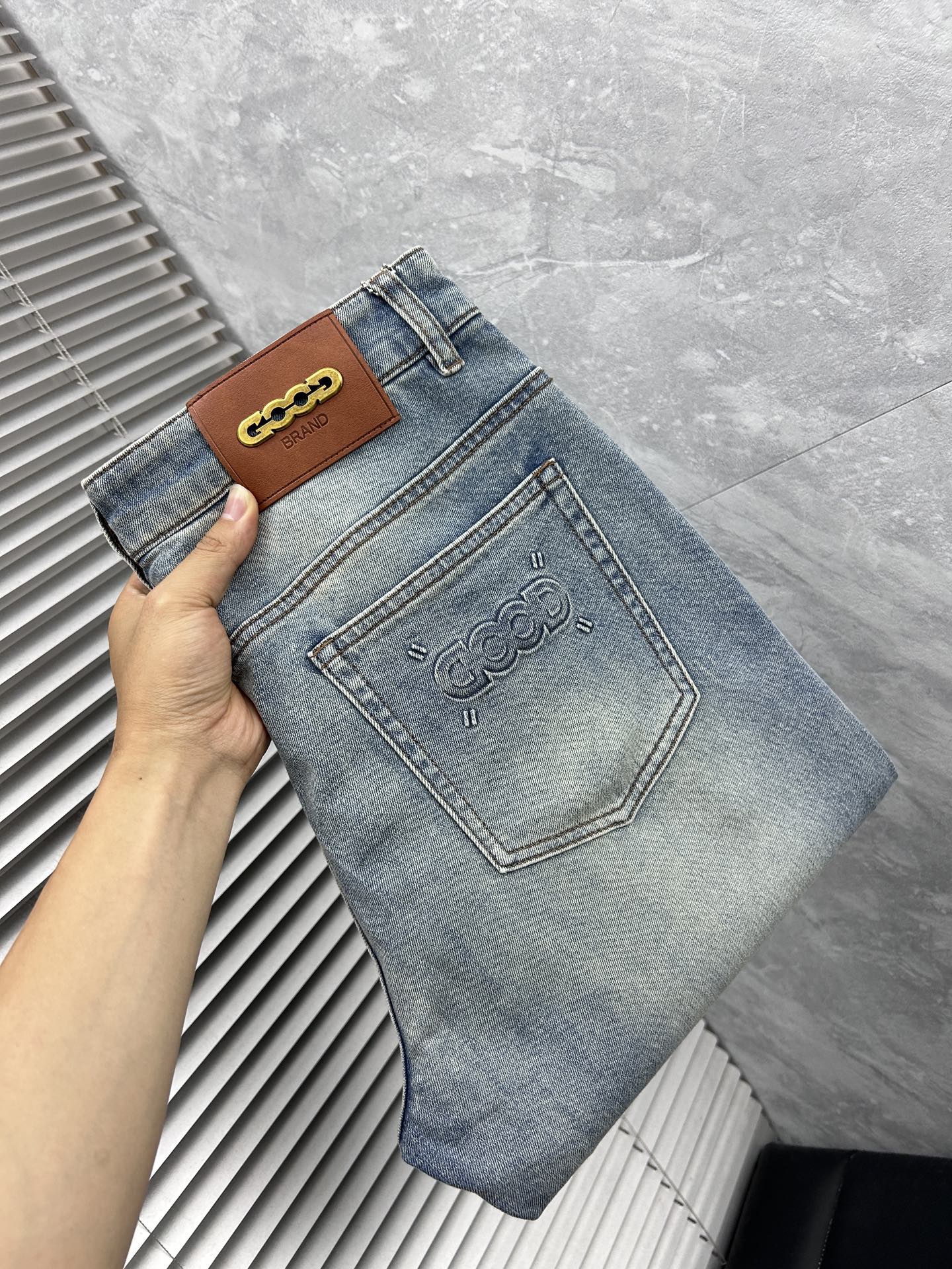 NO:906613,Ferrag's new men's jeans. The fabric is comfortable and elastic. Exclusively available. Fashionable and elegant. Designed with heavy craftsmanship. Using original color washing process. Selected imported heavy denim denim fabric. Customized hardware decoration. Exquisite stitching. All fine workmanship makes the whole pair of trousers more stylish. Worth owning. Size 29--38,,jeans,19860909菲拉格‘’新品男士牛仔裤 面料舒适弹性好.独家发售 时尚优雅 重工艺设计.采用原色水洗工艺 精选进口重磅丹宁牛仔面料 定制五金装饰 精致车线 所有精细做工让整条裤子的调性更上一层楼 值得拥有. 尺码29--38,,jeans,,Men's clothing