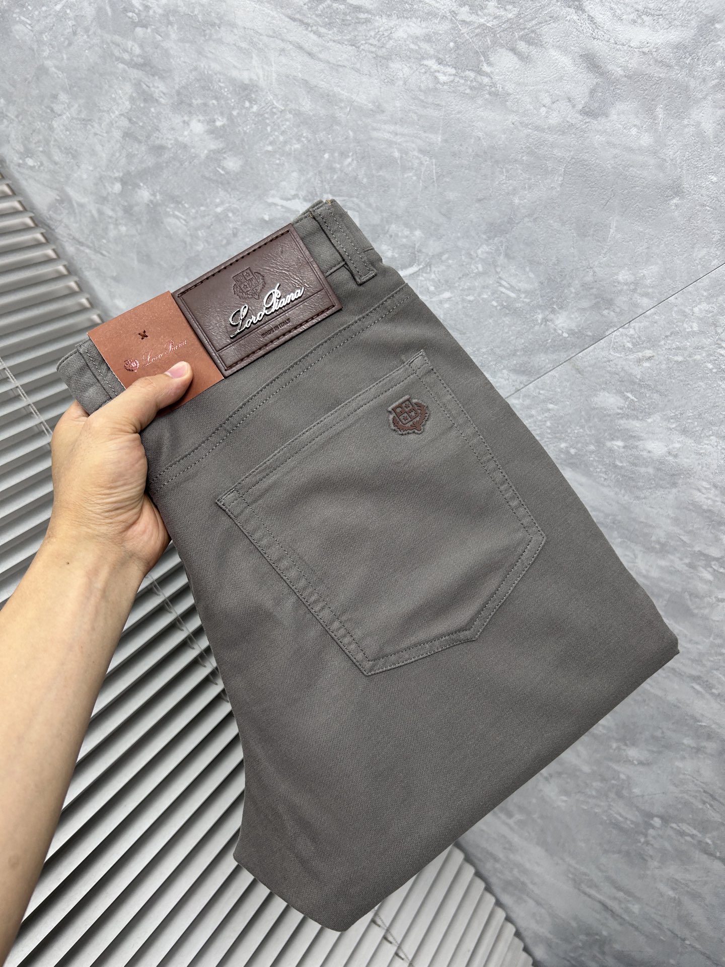 NO:908360,Early spring LG high-end customization, the latest casual trousers in early spring 2026, simultaneously sold at the counter, original customized replicas, customer-supplied hardware and accessories, original order quality, imported solid color customer-supplied fabrics, heavy washing, fine workmanship, and excellent upper body!  Preferred single product produced by fbd, code number 30-38, no 37,,19860909早春 LG 高端定制、2026早春最新款休闲西裤 柜台同步发售 原版定制复刻 客供五金辅料 原单品质 进口固色客供面料 重工洗水 做工走线精细 上身绝佳！优选单品 fbd出品 码数30-38无37,,,Men's clothing