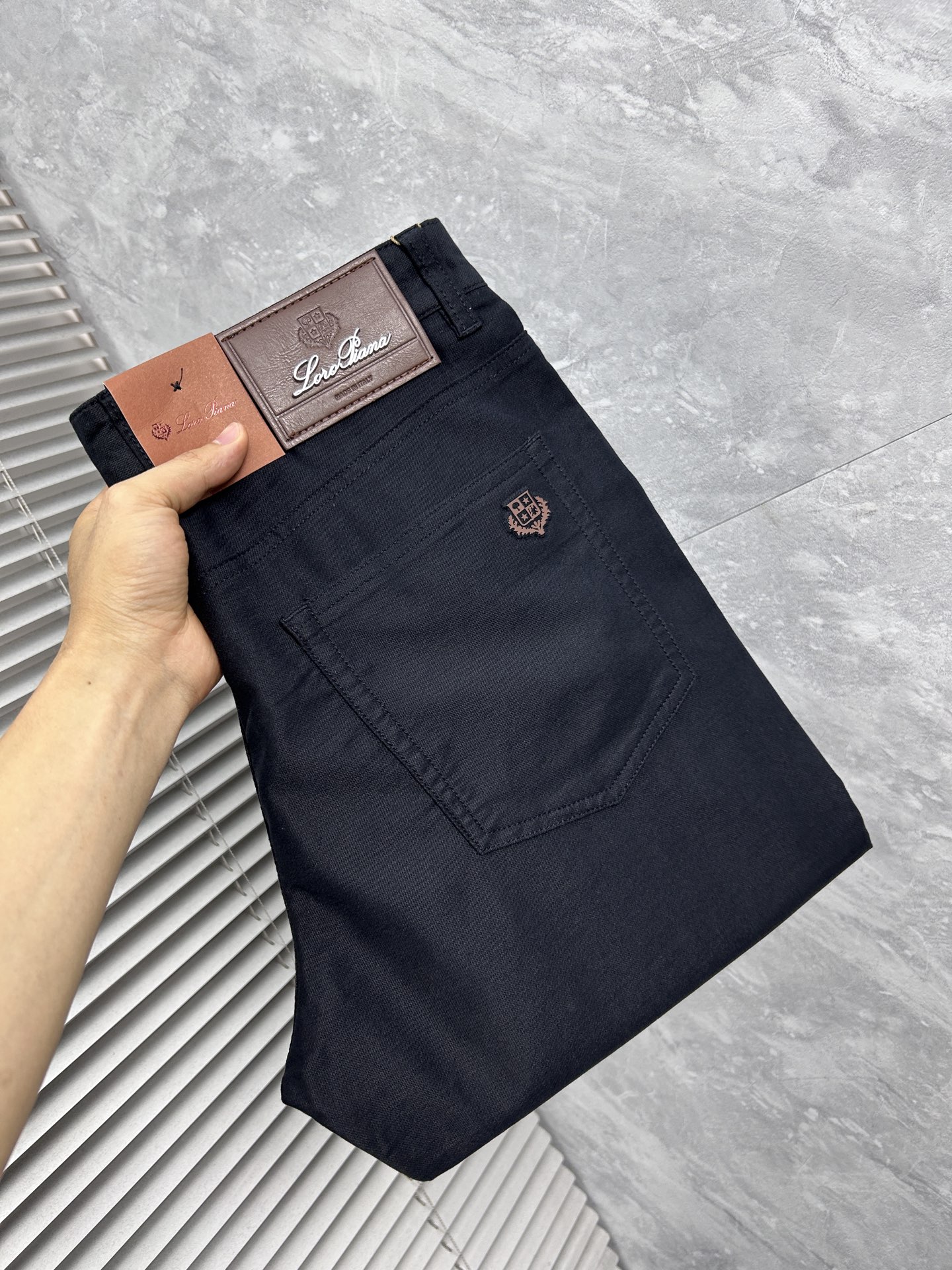 NO:934630,Early spring LG high-end customization, the latest casual trousers in early spring 2026, simultaneously sold at the counter, original customized replica, customer-supplied hardware accessories, original order quality, imported solid color customer-supplied fabrics, heavy washing, fine workmanship, and excellent upper body!  Preferred single product produced by fbd, code number 30-38, no 37,,19860909早春 LG高端定制、2026早春最新款休闲西裤 柜台同步发售 原版定制复刻 客供五金辅料 原单品质 进口固色客供面料 重工洗水 做工走线精细 上身绝佳！优选单品 fbd出品 码数30-38无37,,,Men's clothing