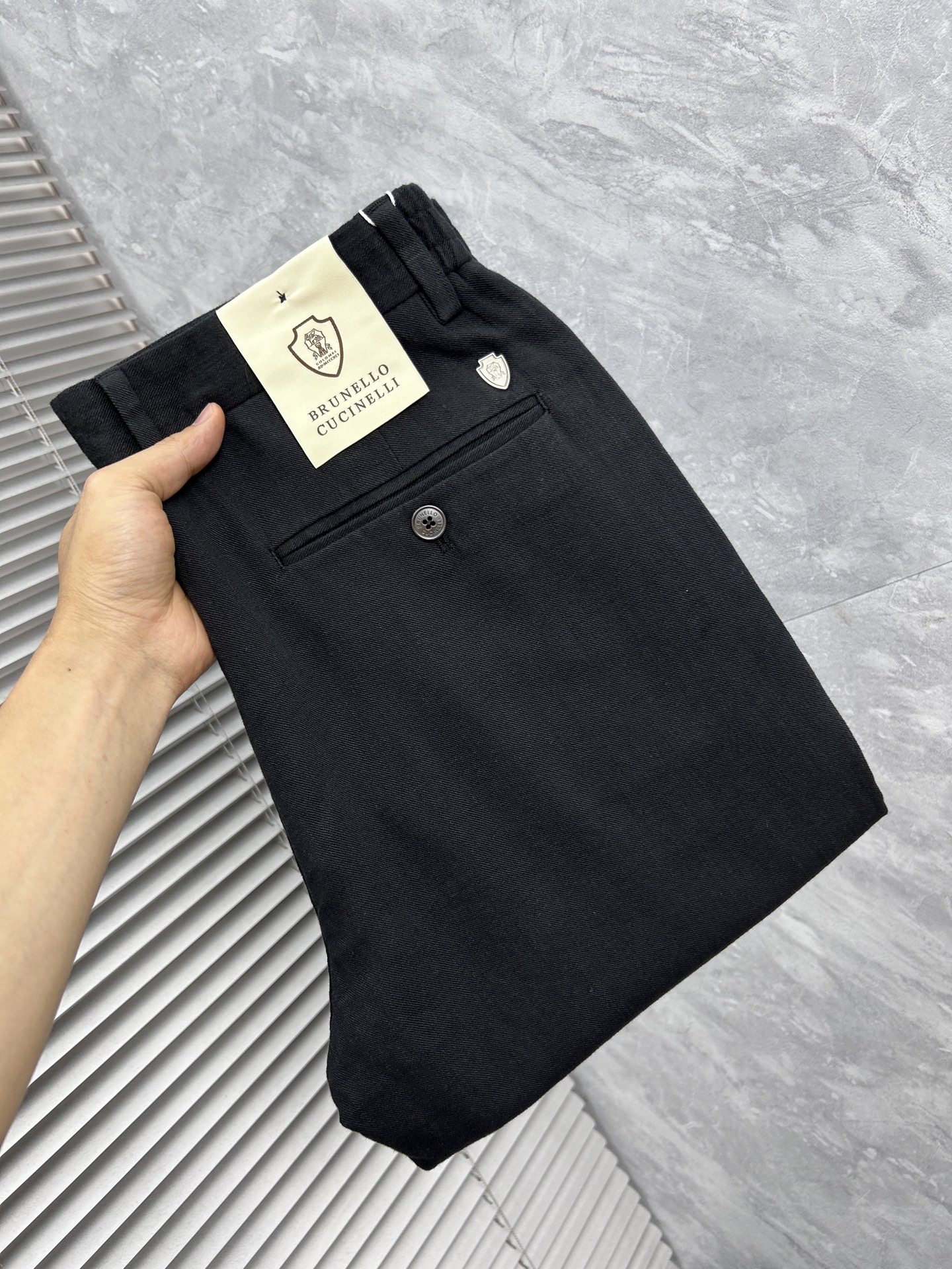 NO:934635,BC high-end customization in early spring, the latest casual trousers in early spring 2026, simultaneously sold at the counter, original customized replica, customer-supplied hardware and accessories, original order quality, imported solid color customer-supplied fabrics, heavy washing, fine workmanship, and excellent upper body!  Preferred single product produced by fbd, code number 30-38, no 37,,19860909早春 BC 高端定制、2026早春最新款休闲西裤 柜台同步发售 原版定制复刻 客供五金辅料 原单品质 进口固色客供面料 重工洗水 做工走线精细 上身绝佳！优选单品 fbd出品 码数30-38无37,,,Men's clothing