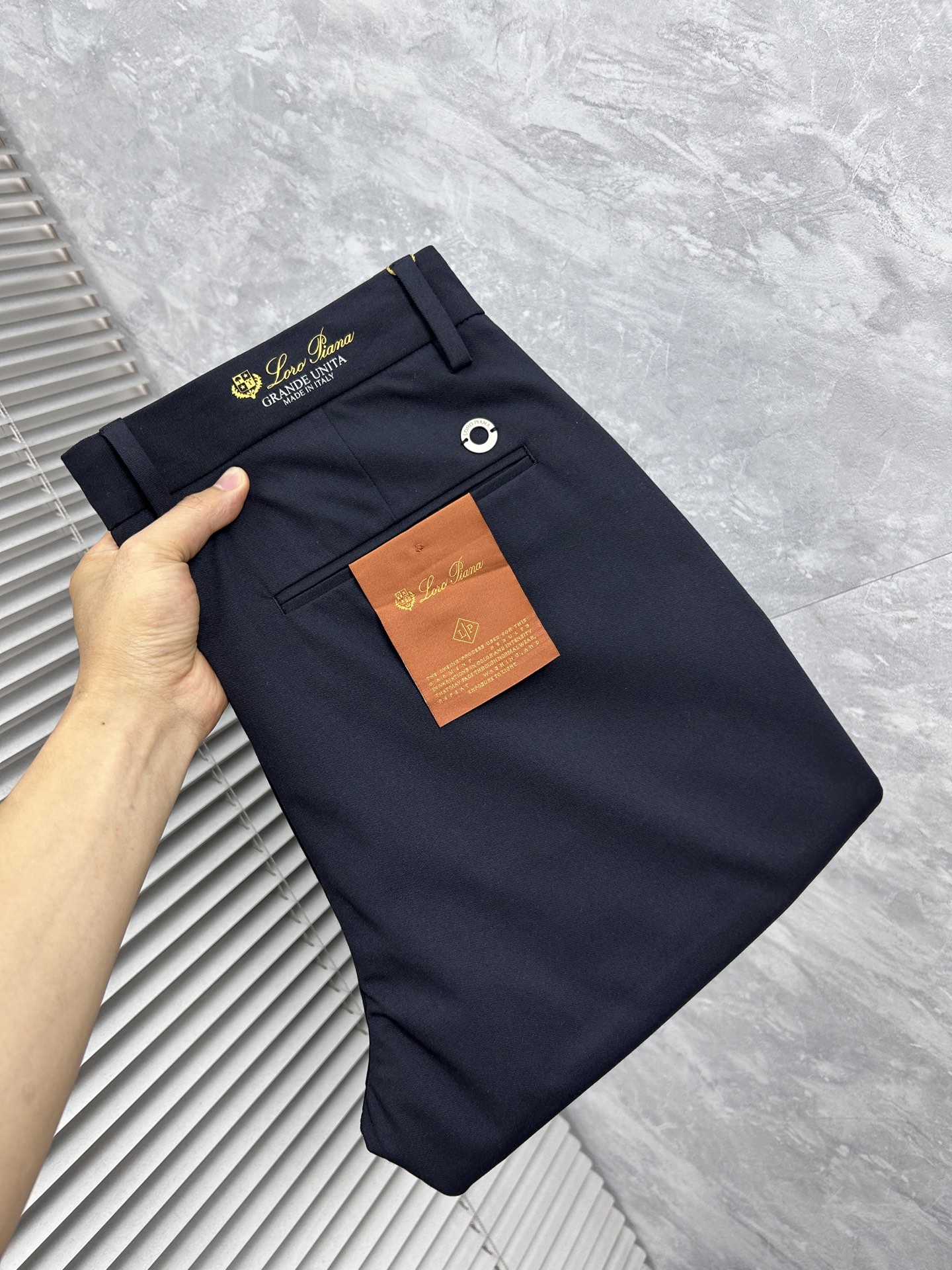 NO:934640,Early spring LG high-end customization, the latest casual trousers in early spring 2026, simultaneously sold at the counter, original customized replicas, customer-supplied hardware and accessories, original order quality, imported solid color customer-supplied fabrics, heavy washing, fine workmanship, and excellent upper body!  Preferred single product produced by fbd, code number 30-38, no 37,,19860909早春 LG 高端定制、2026早春最新款休闲西裤 柜台同步发售 原版定制复刻 客供五金辅料 原单品质 进口固色客供面料 重工洗水 做工走线精细 上身绝佳！优选单品 fbd出品 码数30-38无37,,,Men's clothing