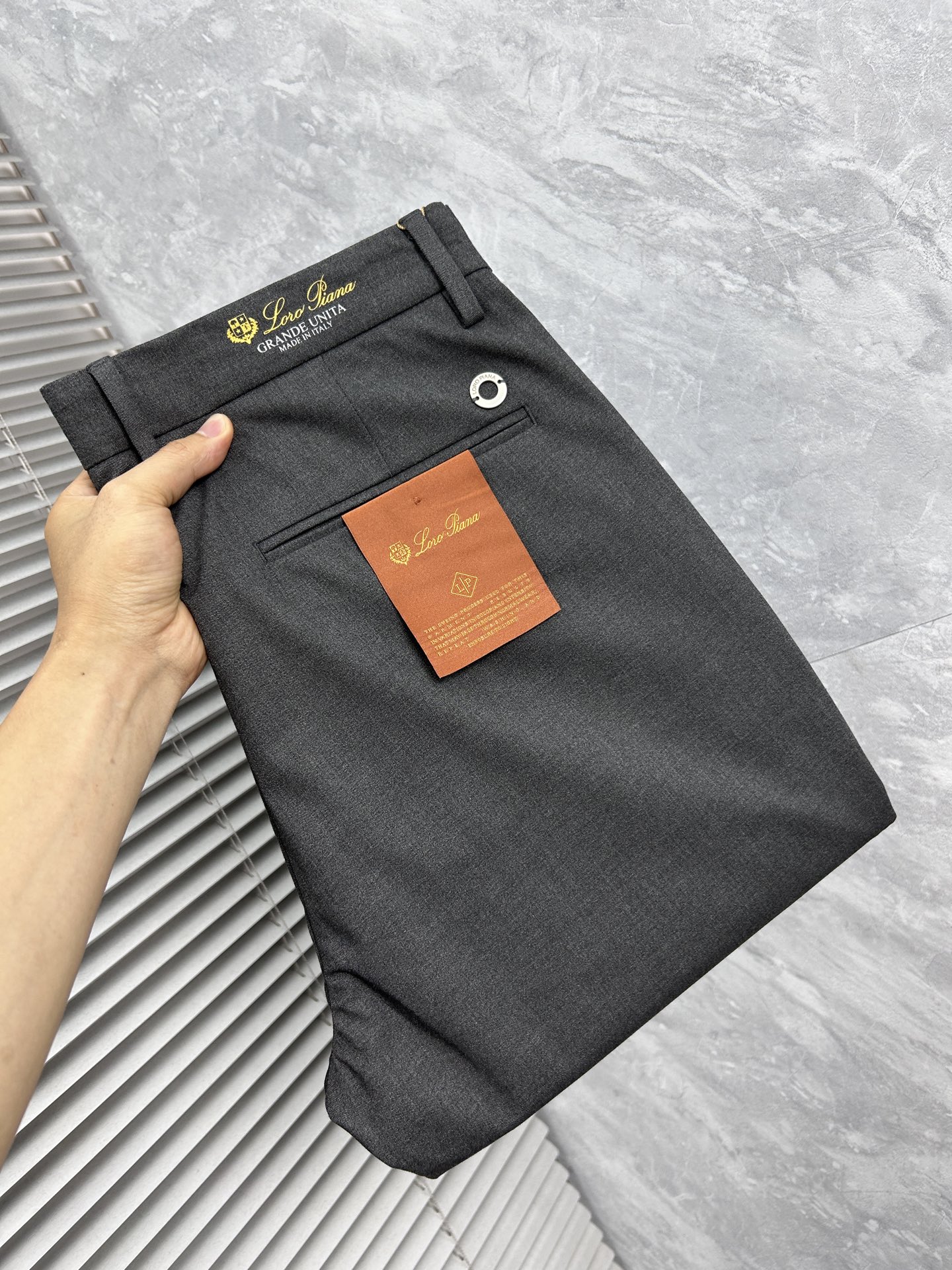 NO:934645,Early spring LG high-end customization, the latest casual trousers in early spring 2026, simultaneously sold at the counter, original customized replica, customer-supplied hardware accessories, original order quality, imported solid color customer-supplied fabrics, heavy washing, fine workmanship, and excellent upper body!  Preferred single product produced by fbd, code number 30-38, no 37,,19860909早春 LG高端定制、2026早春最新款休闲西裤 柜台同步发售 原版定制复刻 客供五金辅料 原单品质 进口固色客供面料 重工洗水 做工走线精细 上身绝佳！优选单品 fbd出品 码数30-38无37,,,Men's clothing