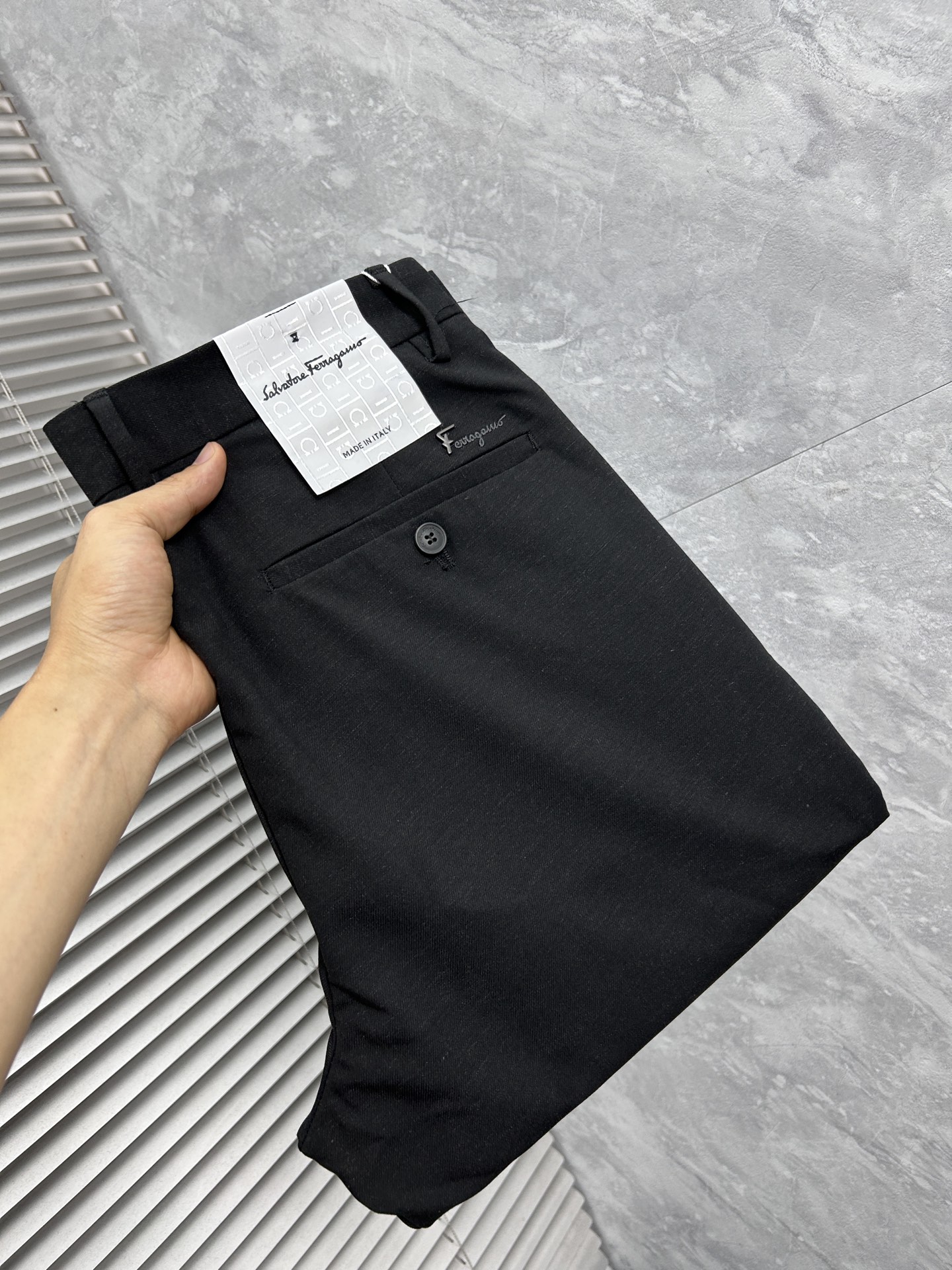NO:908355,In early spring, Ferrag's high-end customization, the latest casual trousers in early spring 2026, are on sale simultaneously at the counter. Original customized replicas. Customer-supplied hardware and accessories. Original quality. Imported solid color customer-supplied fabrics. Heavy washing. Fine workmanship. Excellent upper body!  Preferred single product produced by fbd, code number 30-38, no 37,,19860909早春 菲拉格‘’高端定制、2026早春最新款休闲西裤 柜台同步发售 原版定制复刻 客供五金辅料 原单品质 进口固色客供面料 重工洗水 做工走线精细 上身绝佳！优选单品 fbd出品 码数30-38无37,,,Men's clothing