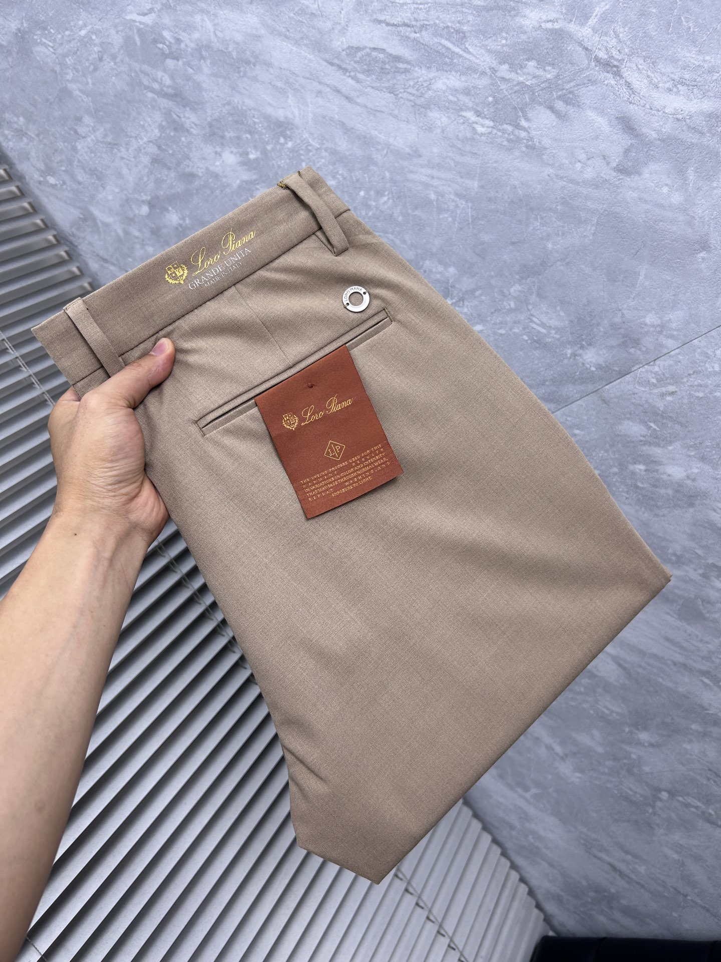 NO:934649,Early spring LG high-end customization, the latest casual trousers in early spring 2026, simultaneously sold at the counter, original customized replicas, customer-supplied hardware and accessories, original order quality, imported solid color customer-supplied fabrics, heavy washing, fine workmanship, and excellent upper body!  Preferred single product produced by fbd, code number 30-38, no 37,,19860909早春 LG 高端定制、2026早春最新款休闲西裤 柜台同步发售 原版定制复刻 客供五金辅料 原单品质 进口固色客供面料 重工洗水 做工走线精细 上身绝佳！优选单品 fbd出品 码数30-38无37,,,Men's clothing