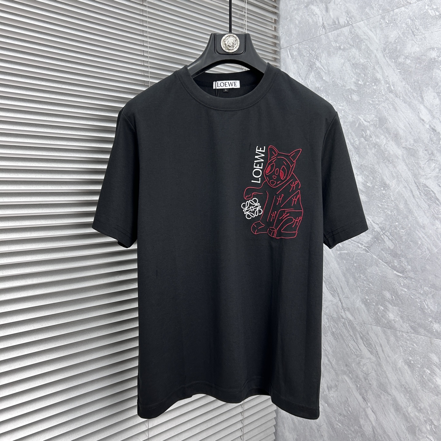 NO:877204,Luo Yi's 2026 spring and summer new style debut counter, the latest short-sleeved round neck T-shirt, high-end customization, avant-garde and fashionable design!  The brand logo is designed with heavy craftsmanship, high-end customized cotton, soft to the touch. Comfortable to wear. Exquisite stitching at the counter level. Fine workmanship. The upper body effect is incomparably handsome!  A must-have item for a stylish man!  Color Black White Size M-3XL,,loewe,T-shirt,tees,t-shirt,19860909罗意2026春夏新款首发专柜最新款短袖圆领T恤 高端订制 设计前卫时尚！品牌logo重工艺设计 高端定制棉 手感柔软.穿着舒适.专柜级别精致车线.做工精细.上身效果无敌帅气！型男必备单品！ 颜色黑色 白色 码数M-3XL,,loewe,T-shirt,tees，t-shirt,,Men's clothing