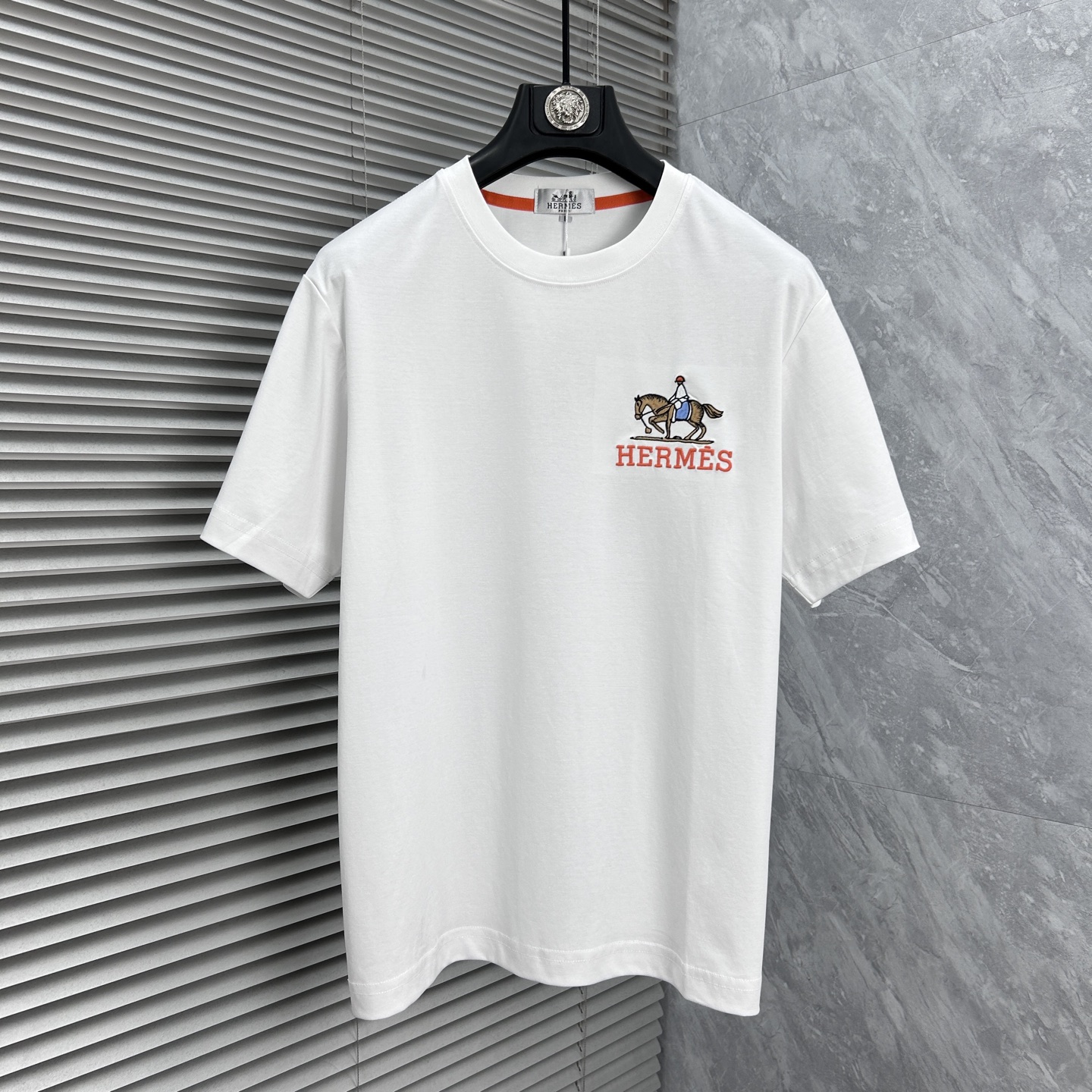 NO:877198,Aima's 2026 spring and summer new style debut counter, the latest short-sleeved round neck T-shirt, high-end customization, avant-garde and fashionable design!  The brand logo is designed with heavy craftsmanship, high-end customized cotton, soft to the touch. Comfortable to wear. Exquisite stitching at the counter level. Fine workmanship. The upper body effect is incomparably handsome!  A must-have item for a stylish man!  Color Black White Size M-3XL, hermes, T-shirt, tees, t-shirt,19860909爱马‘’2026春夏新款首发专柜最新款短袖圆领T恤 高端订制 设计前卫时尚！品牌logo重工艺设计 高端定制棉 手感柔软.穿着舒适.专柜级别精致车线.做工精细.上身效果无敌帅气！型男必备单品！ 颜色黑色 白色 码数M-3XL,,hermes,T-shirt,tees，t-shirt,,Men's clothing