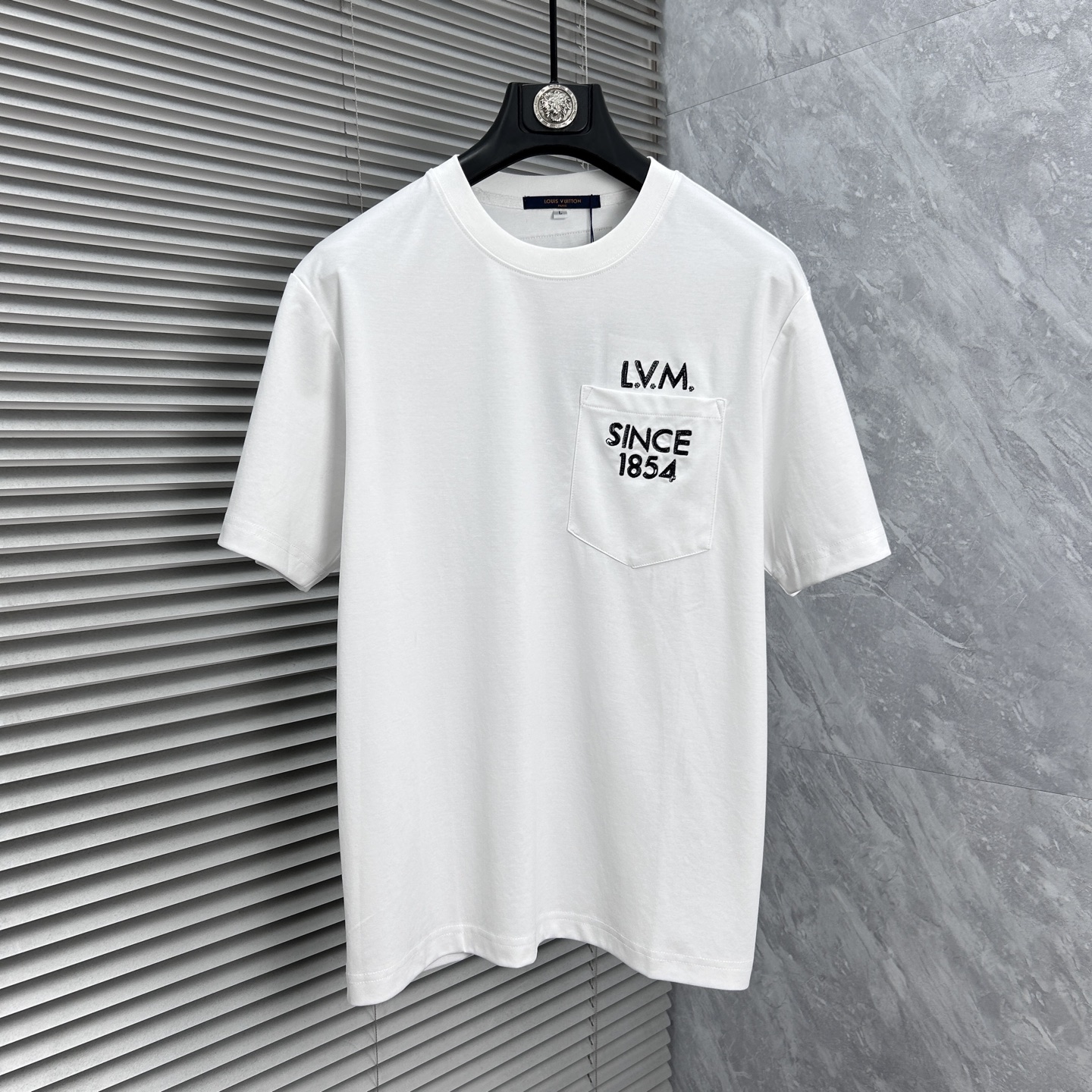 NO:877208,LV 2026 spring and summer new style debut counter, the latest short-sleeved round neck T-shirt, high-end customization, avant-garde and fashionable design!  The brand logo is designed with heavy craftsmanship, high-end customized cotton, soft to the touch. Comfortable to wear. Exquisite stitching at the counter level. Fine workmanship. The upper body effect is incomparably handsome!  A must-have item for a stylish man!  Color Black White Size M-3XL,,louis vuitton,T-shirt,tees,t-shirt,19860909LV 2026春夏新款首发专柜最新款短袖圆领T恤 高端订制 设计前卫时尚！品牌logo重工艺设计 高端定制棉 手感柔软.穿着舒适.专柜级别精致车线.做工精细.上身效果无敌帅气！型男必备单品！ 颜色黑色 白色 码数M-3XL,,louis vuitton,T-shirt,tees，t-shirt,,Men's clothing