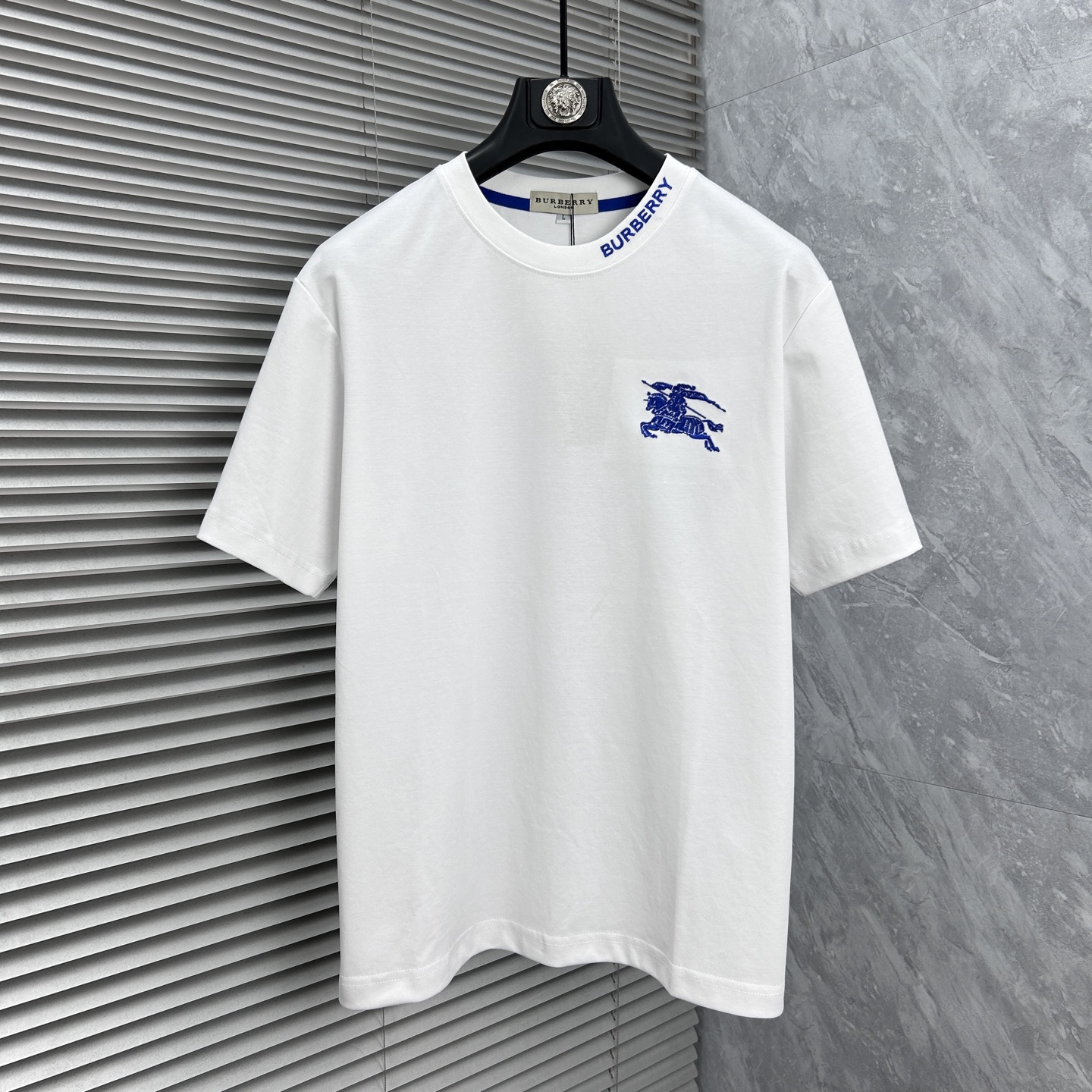 NO:877213,Babao's 2026 spring and summer new style debut counter, the latest short-sleeved round neck T-shirt, high-end customization, avant-garde and fashionable design!  The brand logo is designed with heavy craftsmanship, high-end customized cotton, soft to the touch. Comfortable to wear. Exquisite stitching at the counter level. Fine workmanship. The upper body effect is incomparably handsome!  A must-have item for a stylish man!  Color Black White Size M-3XL,,burberry,T-shirt,tees,t-shirt,19860909巴宝‘’2026春夏新款首发专柜最新款短袖圆领T恤 高端订制 设计前卫时尚！品牌logo重工艺设计 高端定制棉 手感柔软.穿着舒适.专柜级别精致车线.做工精细.上身效果无敌帅气！型男必备单品！ 颜色黑色 白色 码数M-3XL,,burberry,T-shirt,tees，t-shirt,,Men's clothing