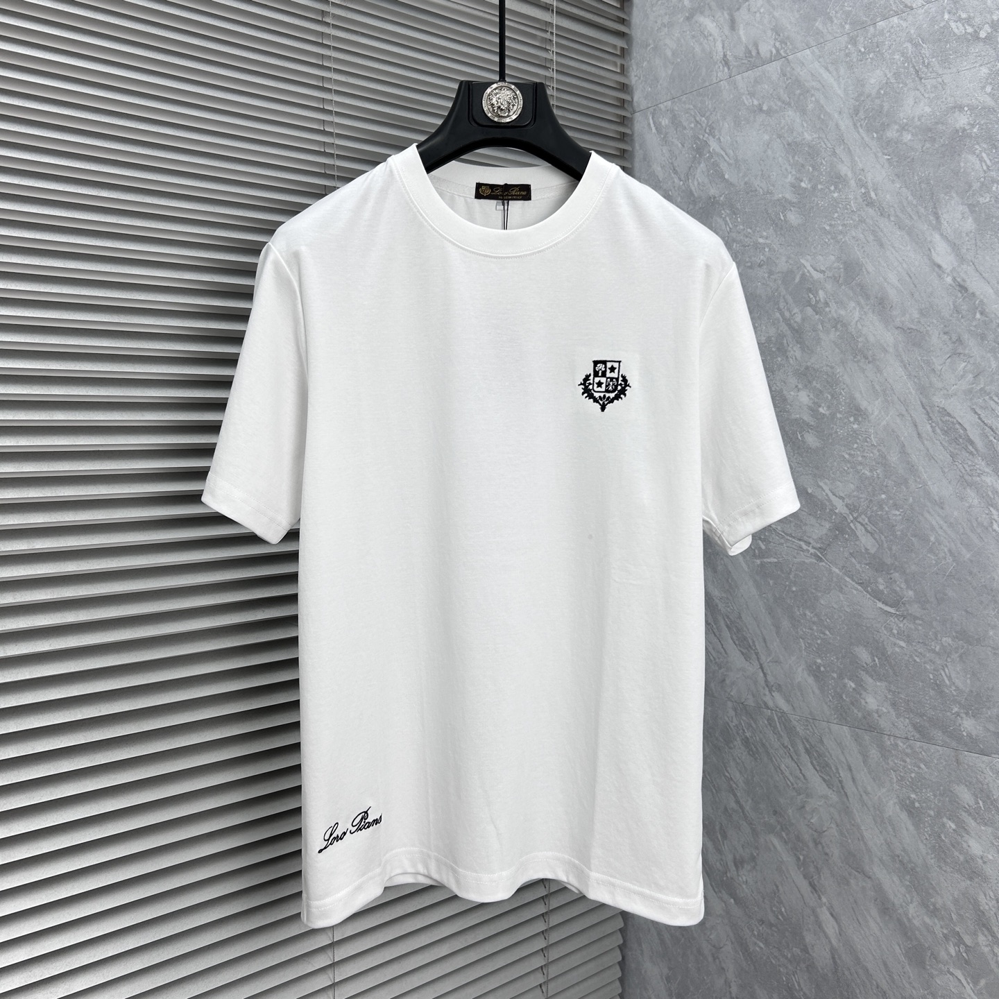 NO:877217,BC 2026 spring and summer new style debut counter, the latest short-sleeved round neck T-shirt, high-end customization, avant-garde and fashionable design!  The brand logo is designed with heavy craftsmanship, high-end customized cotton, soft to the touch. Comfortable to wear. Exquisite stitching at the counter level. Fine workmanship. The upper body effect is incomparably handsome!  A must-have item for a stylish man!  Color Black White Size M-3XL, T-shirt, tees, t-shirt,19860909BC 2026春夏新款首发专柜最新款短袖圆领T恤 高端订制 设计前卫时尚！品牌logo重工艺设计 高端定制棉 手感柔软.穿着舒适.专柜级别精致车线.做工精细.上身效果无敌帅气！型男必备单品！ 颜色黑色 白色 码数M-3XL,,T-shirt,tees，t-shirt,,Men's clothing